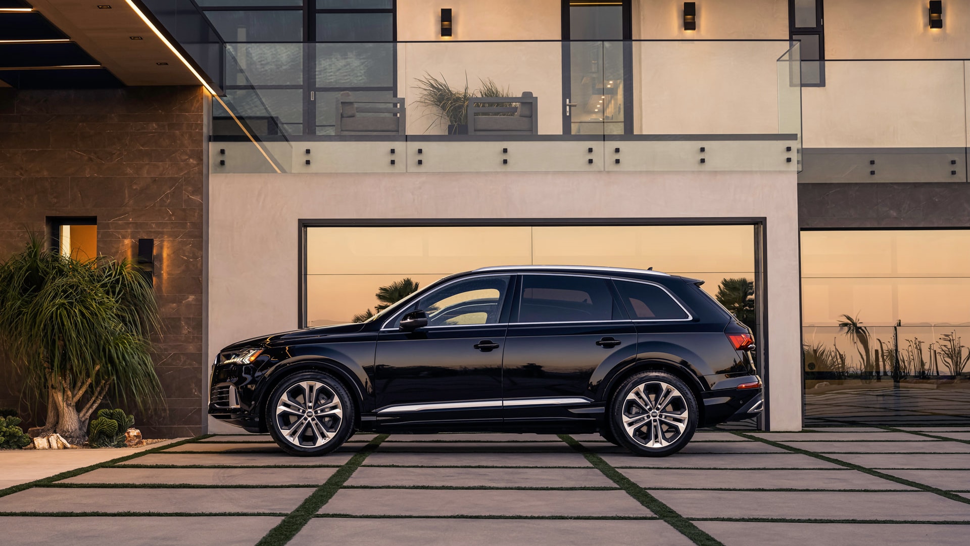 2024 Audi Q7 parking in front of mirror