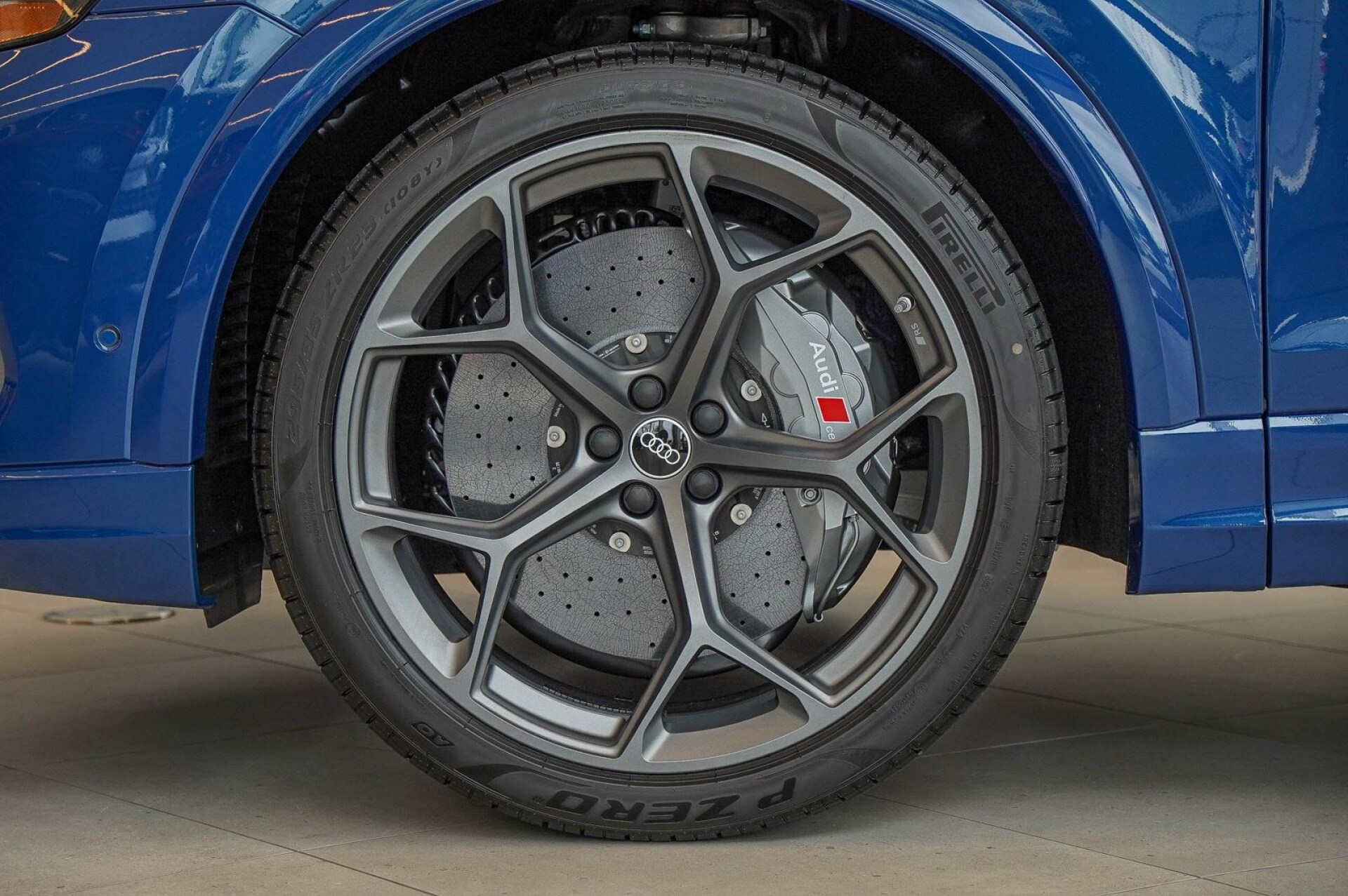 2025 Audi RS Q8 photo 2