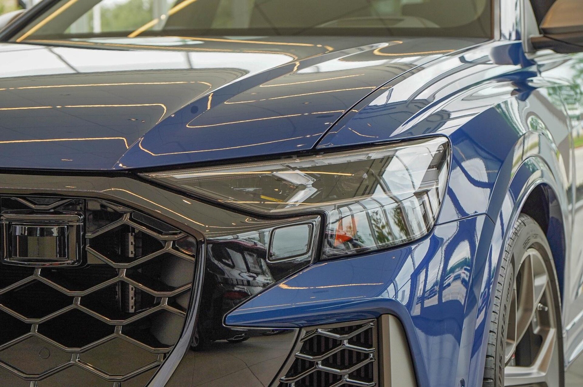 2025 Audi RS Q8 photo 3