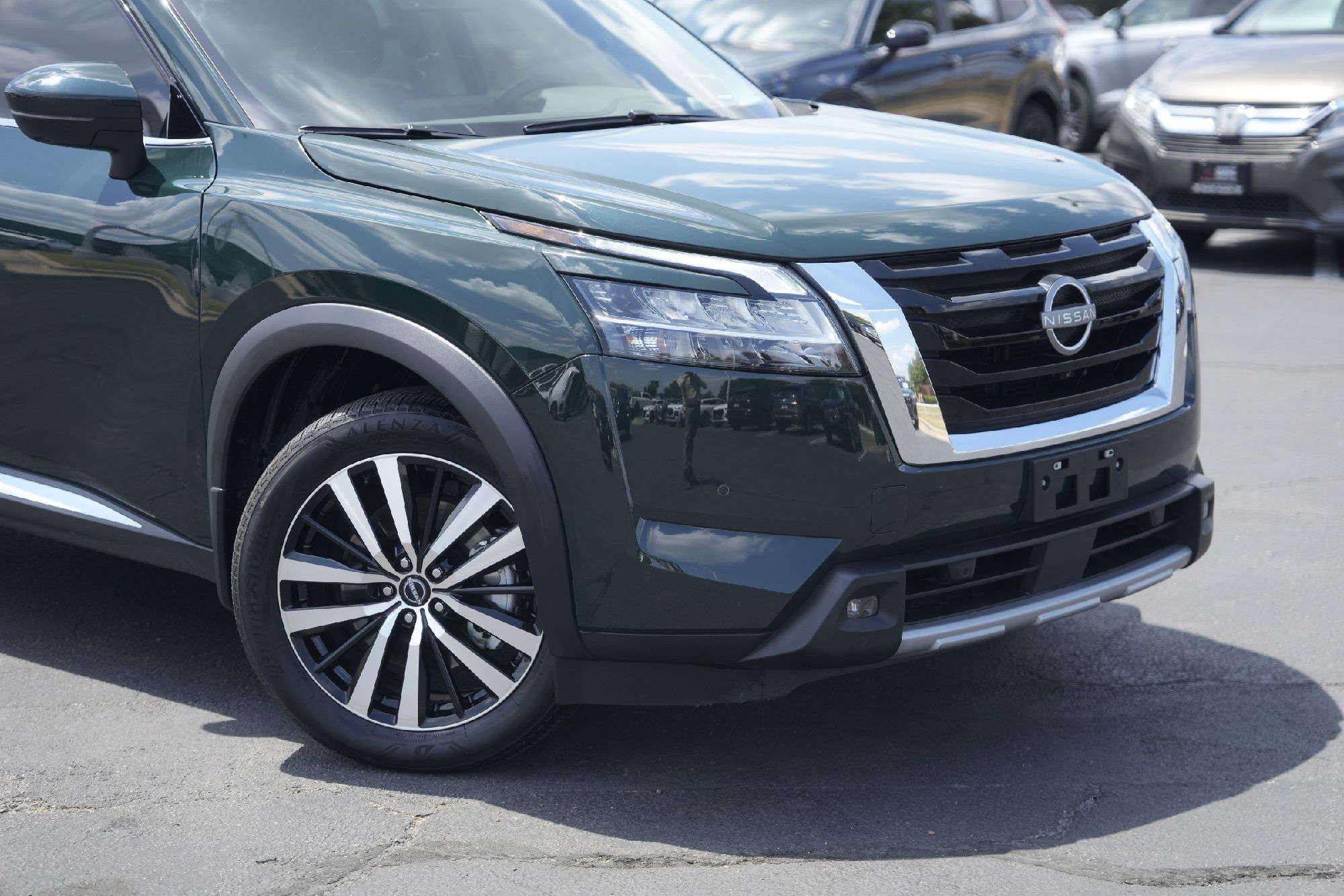 2024 Nissan Pathfinder Platinum photo 3