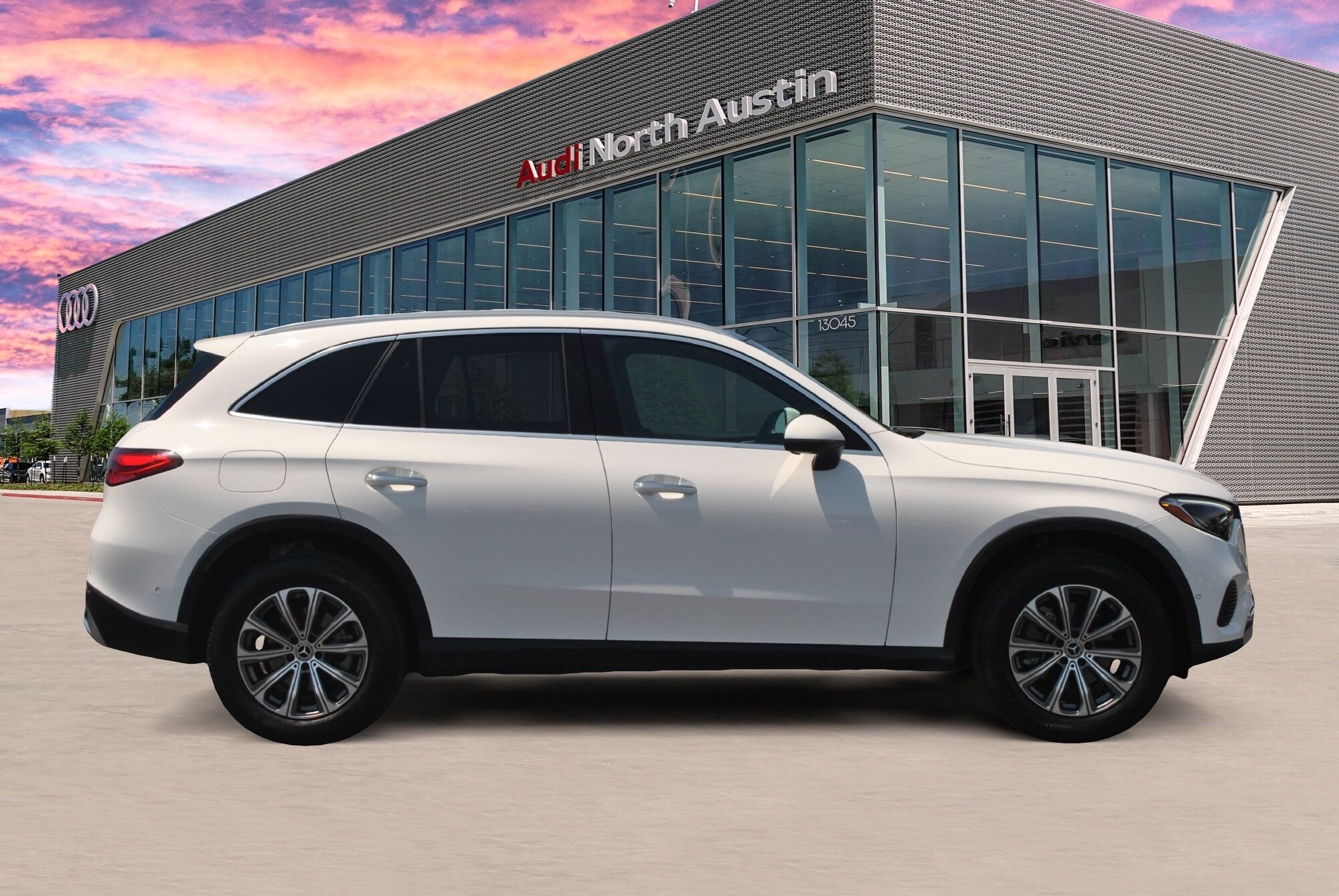 2024 Mercedes Benz GLC 300 photo 4