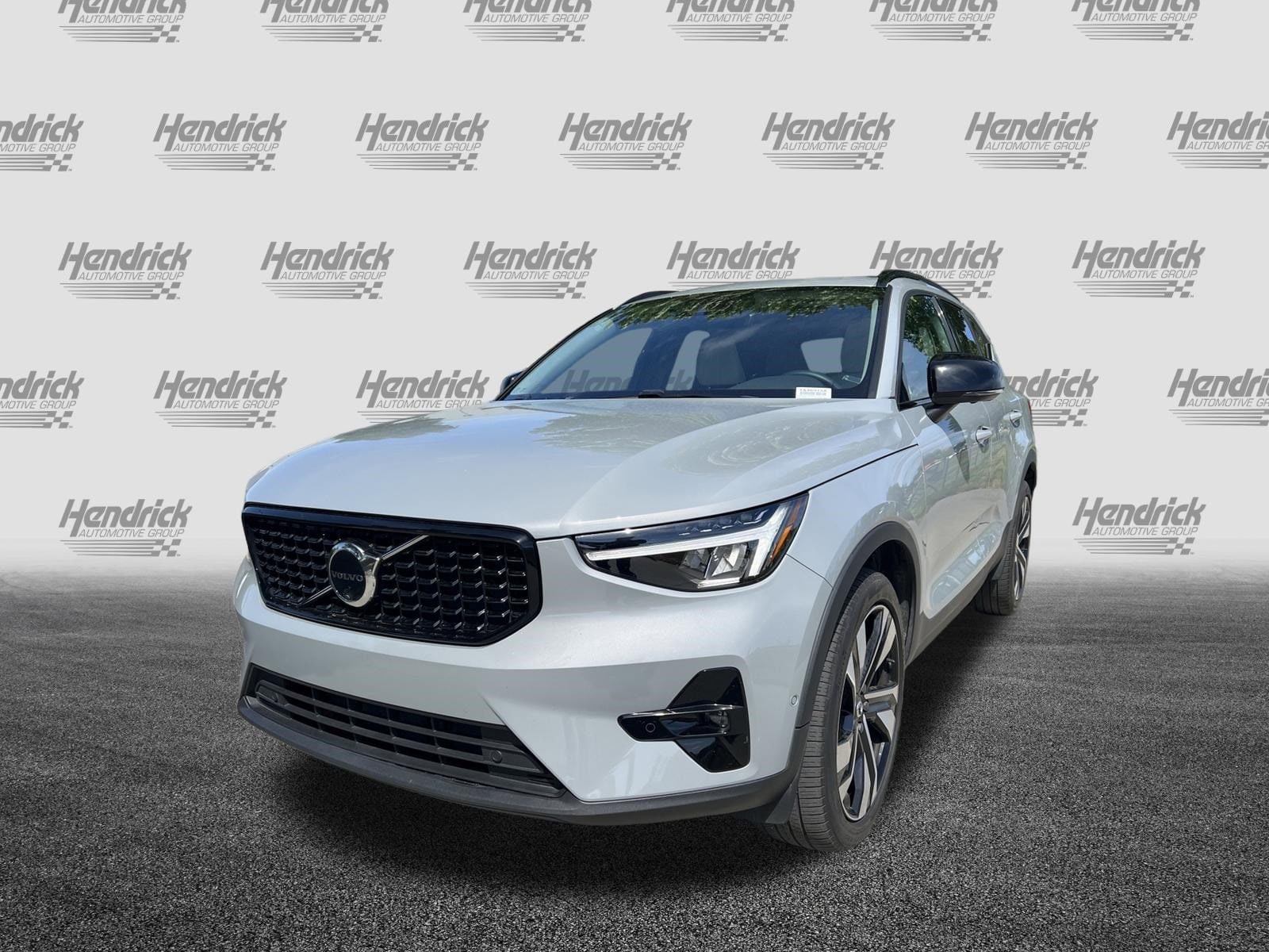 2024 Volvo XC40 Plus Dark Theme photo 4