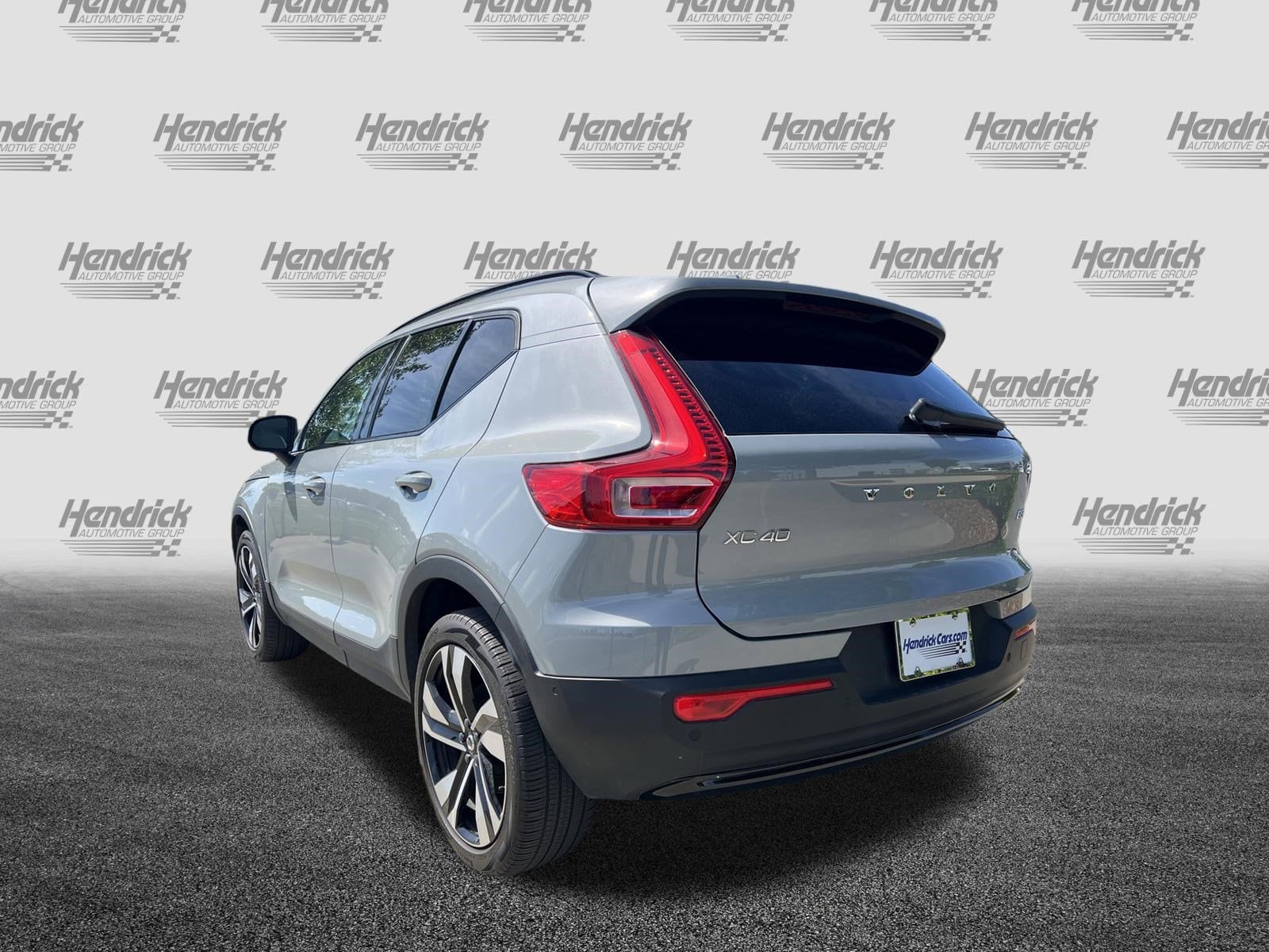 2024 Volvo XC40 Plus Dark Theme photo 3