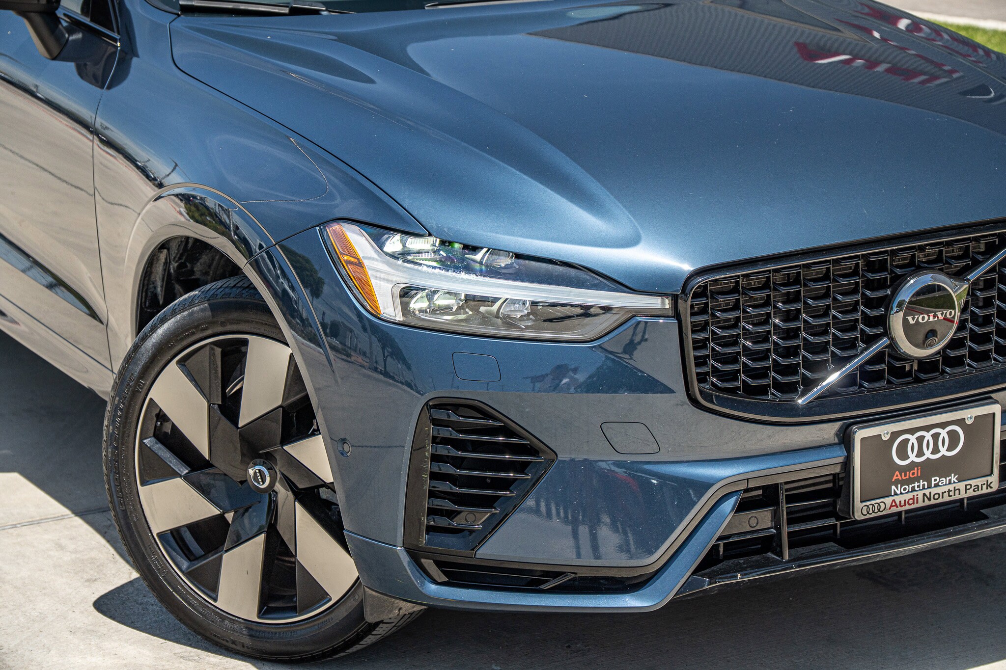 2023 Volvo XC60 Recharge Hybrid Plus photo 3