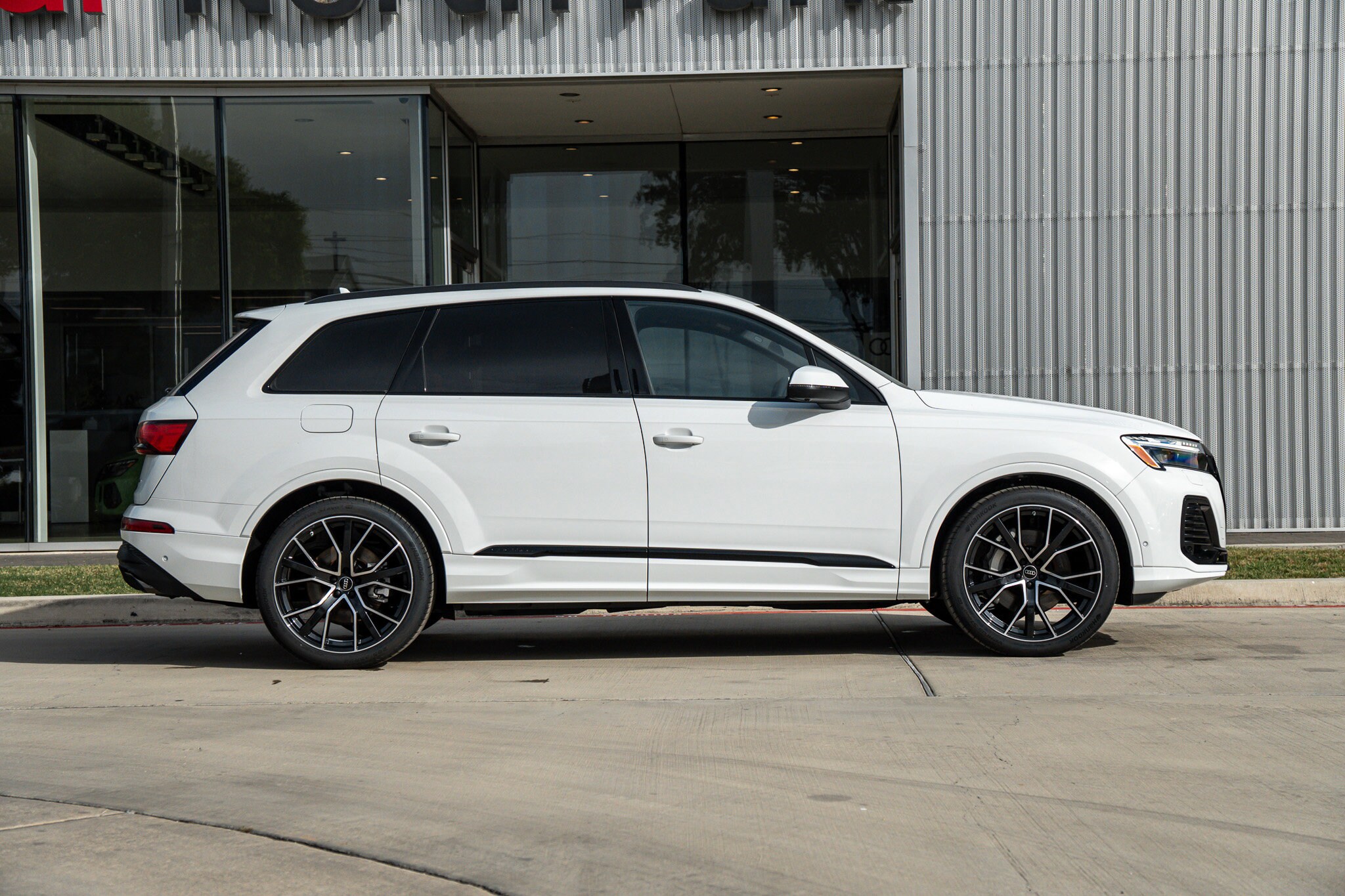 2025 Audi Q7 55 Prestige photo 4