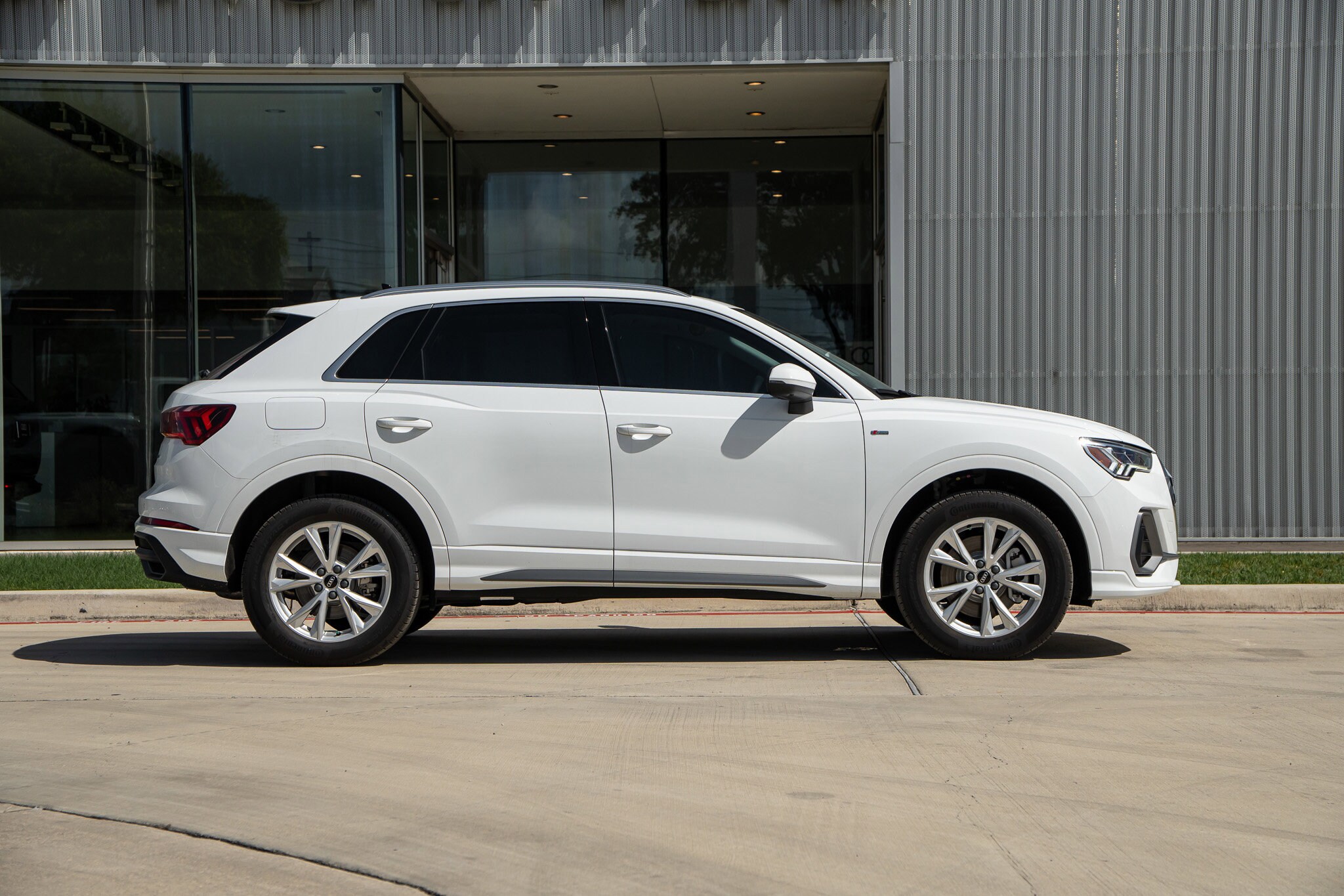 2025 Audi Q3 S line Premium Plus photo 4