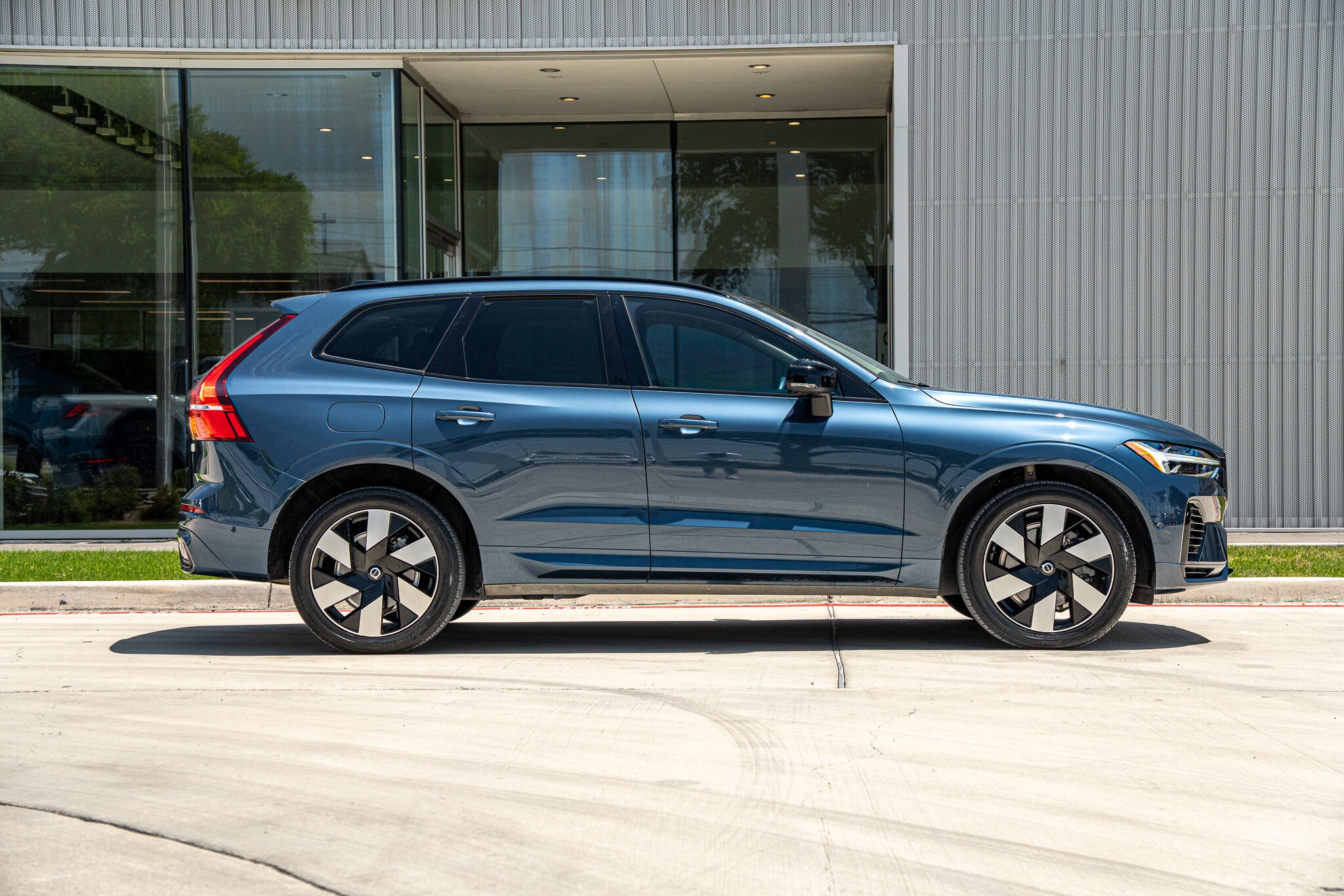 2023 Volvo XC60 Recharge Hybrid Plus photo 4