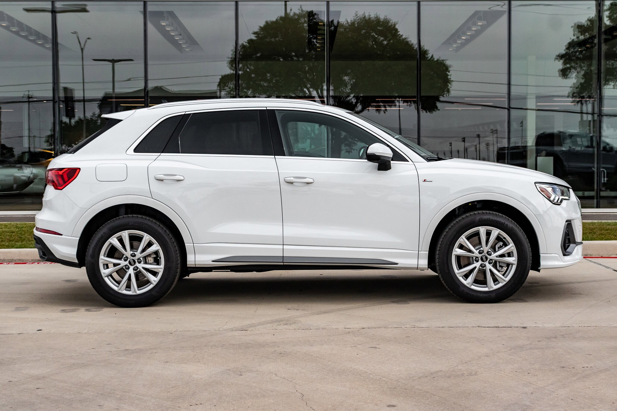 2025 Audi Q3 S line Premium Plus photo 4