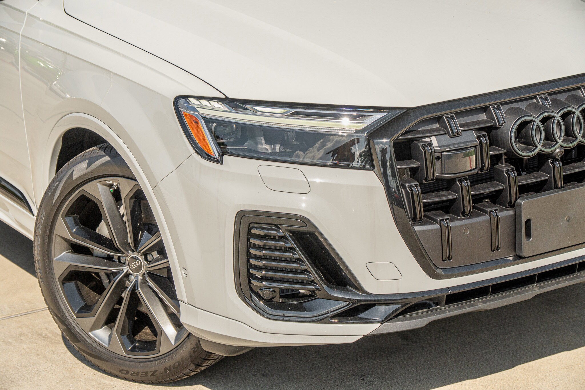 2025 Audi Q7 55 Premium Plus photo 3