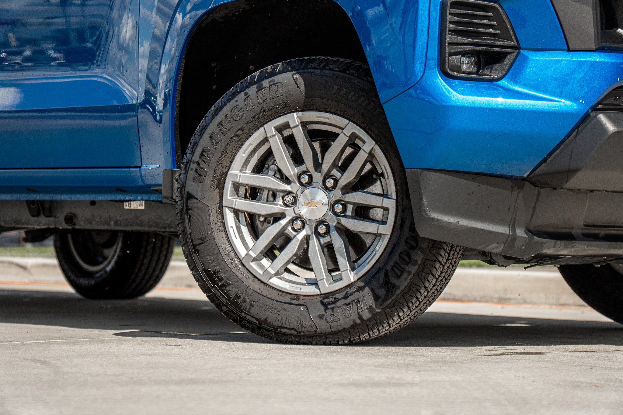 2024 Chevrolet Colorado LT photo 2