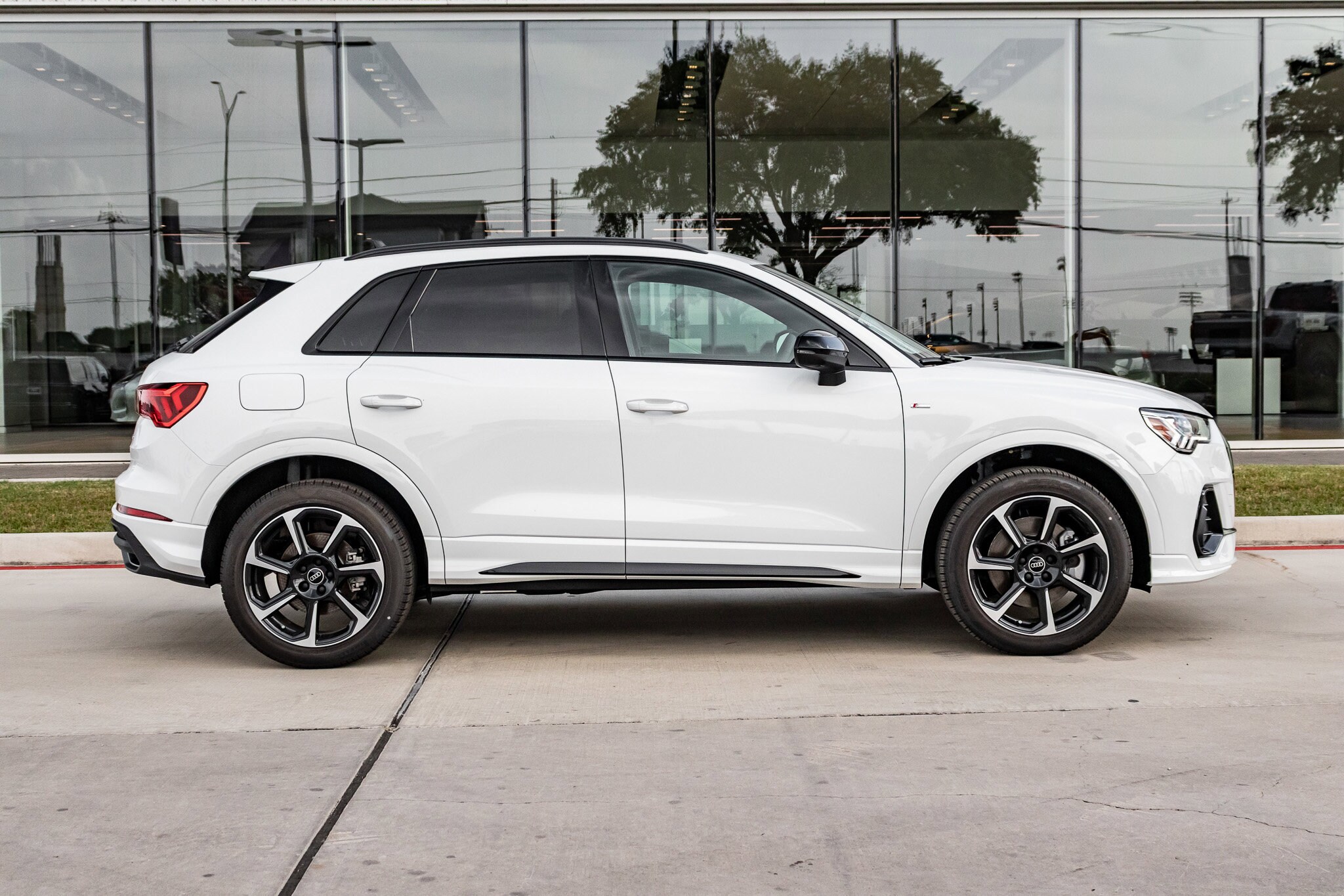 2025 Audi Q3 S line Premium Plus photo 4