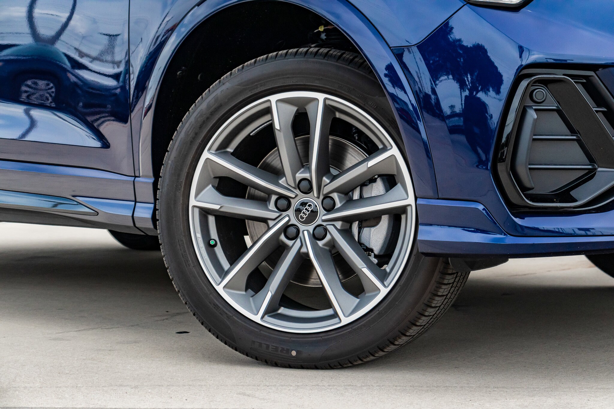 2025 Audi Q3 45 TFSI S line Premium photo 3
