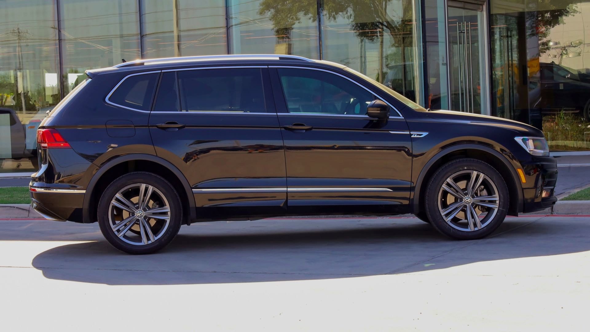 2018 Volkswagen Tiguan SEL photo 3