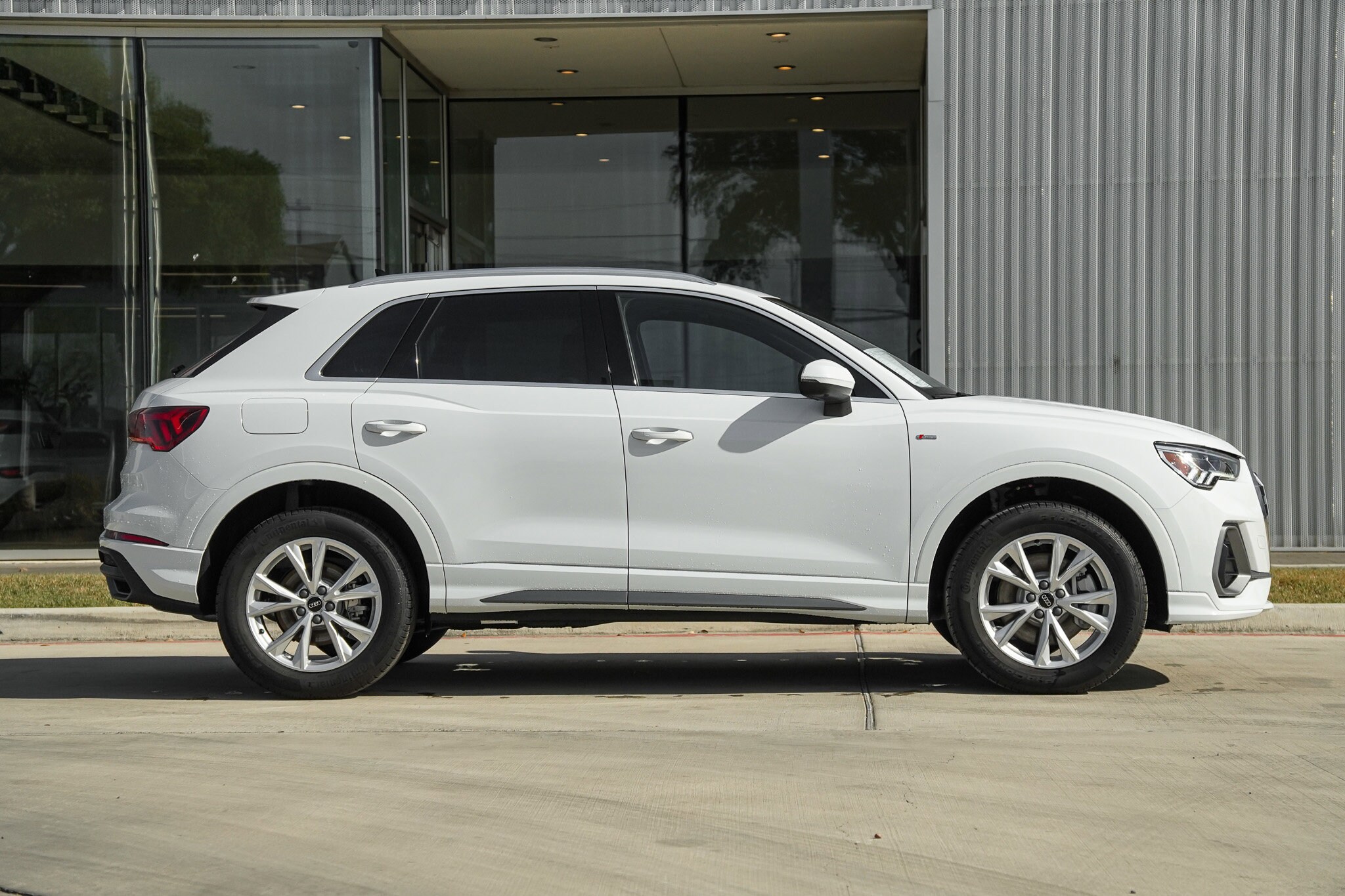2025 Audi Q3 S line Premium Plus photo 4