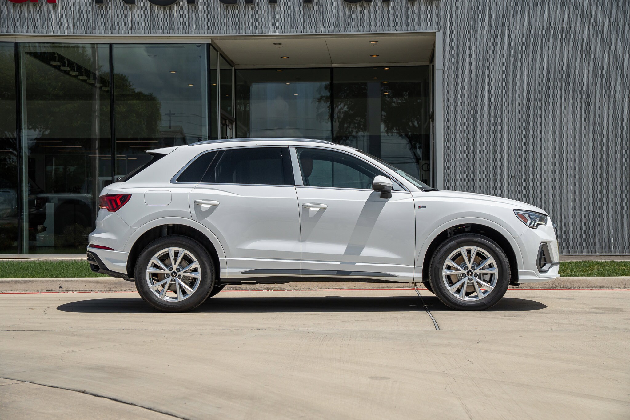 2025 Audi Q3 S line Premium Plus photo 4
