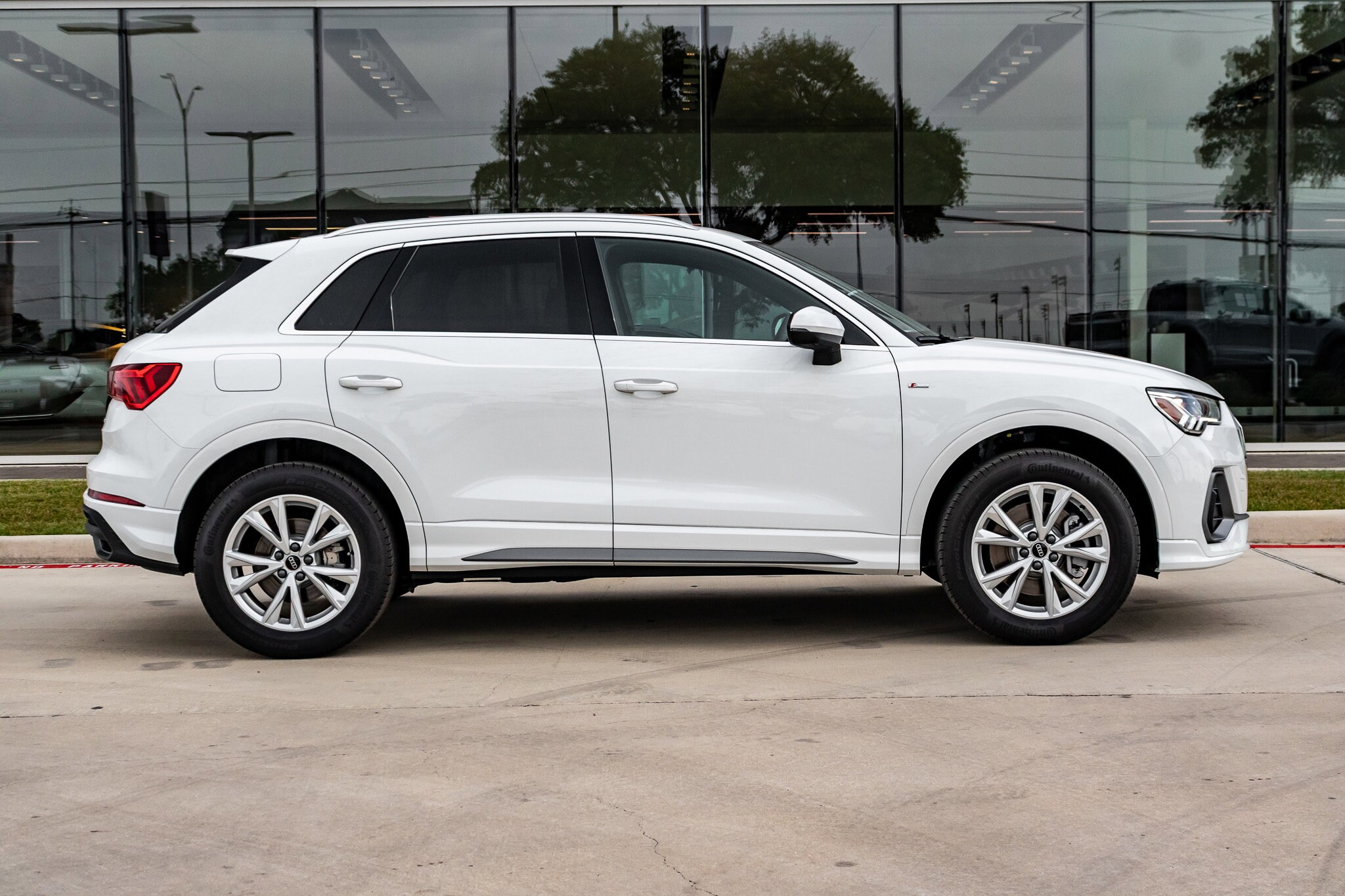 2025 Audi Q3 45 TFSI S line Premium photo 4