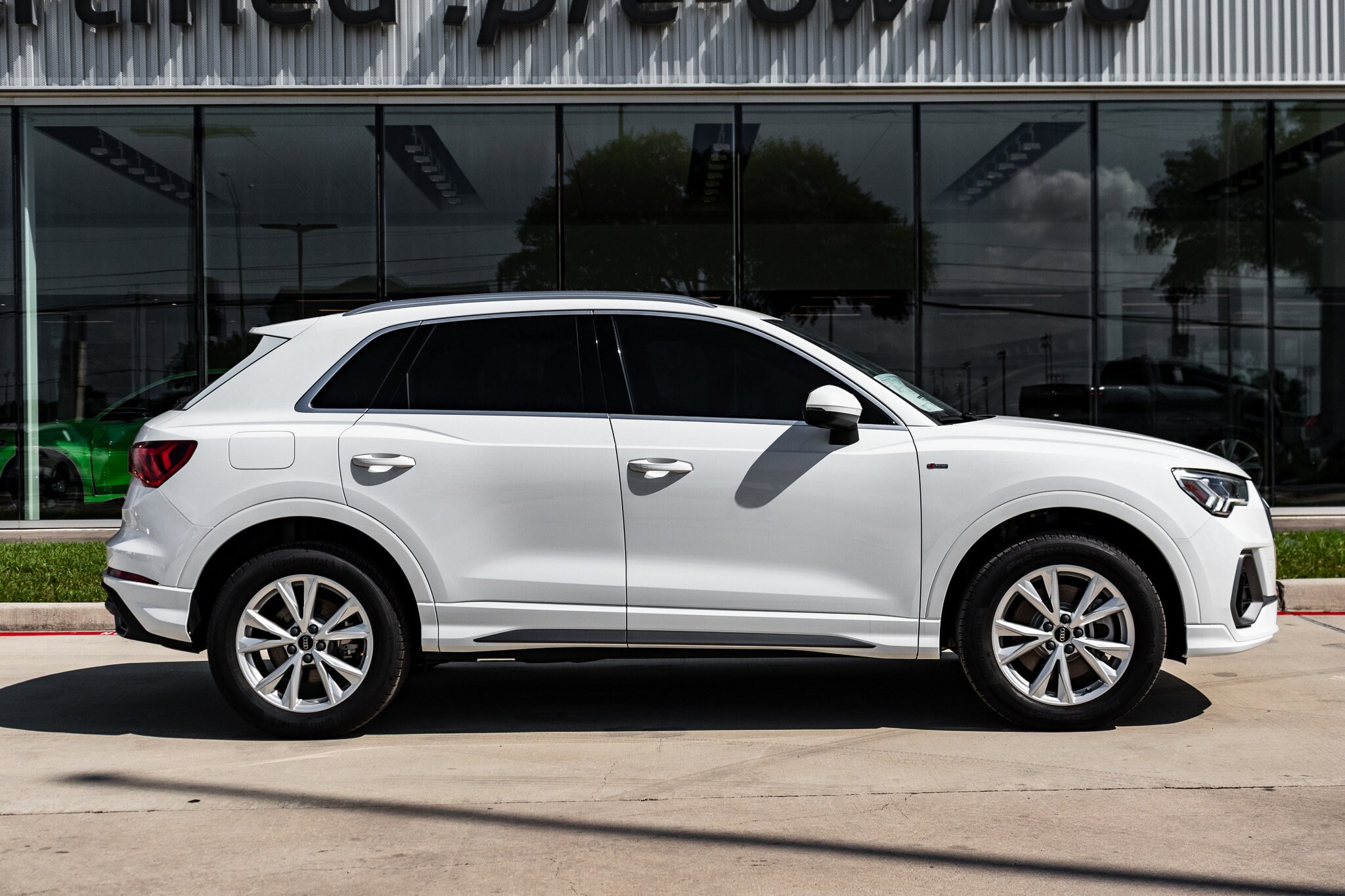 2025 Audi Q3 45 TFSI S line Premium photo 4
