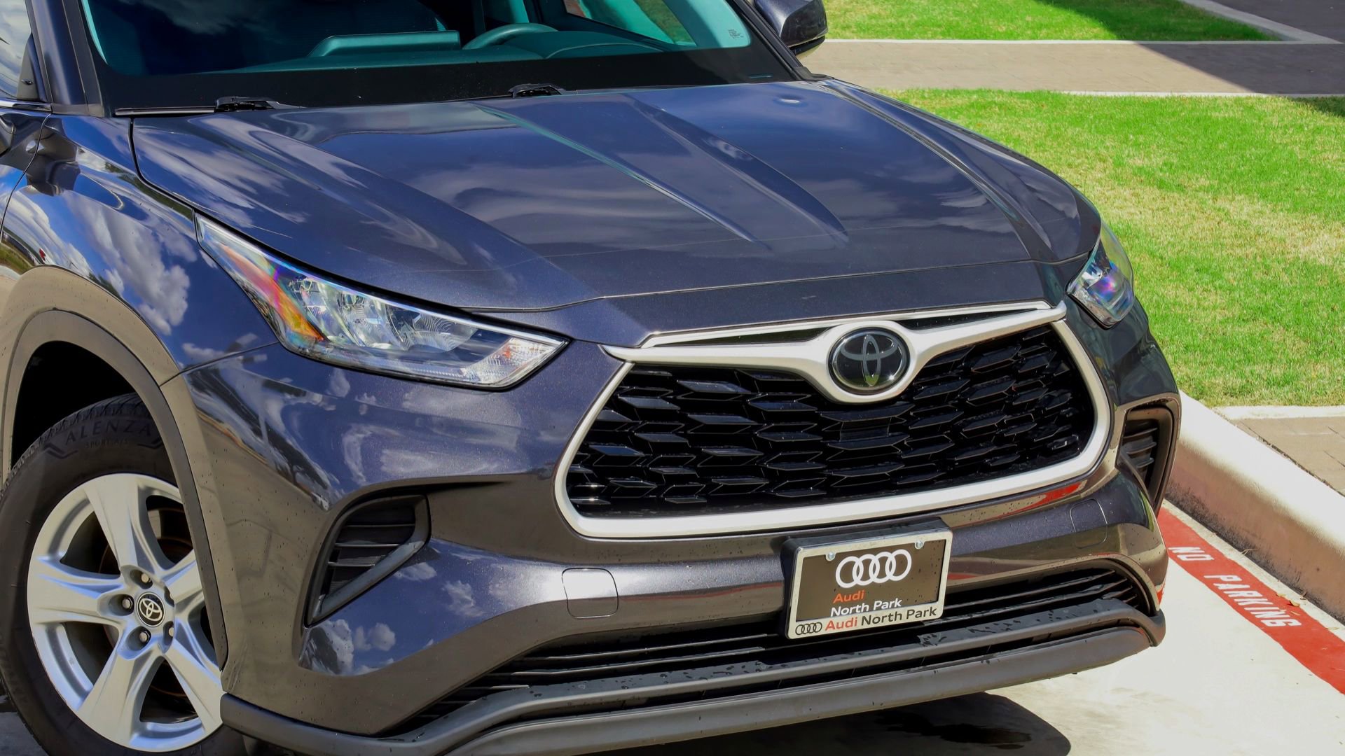 2020 Toyota Highlander L photo 2