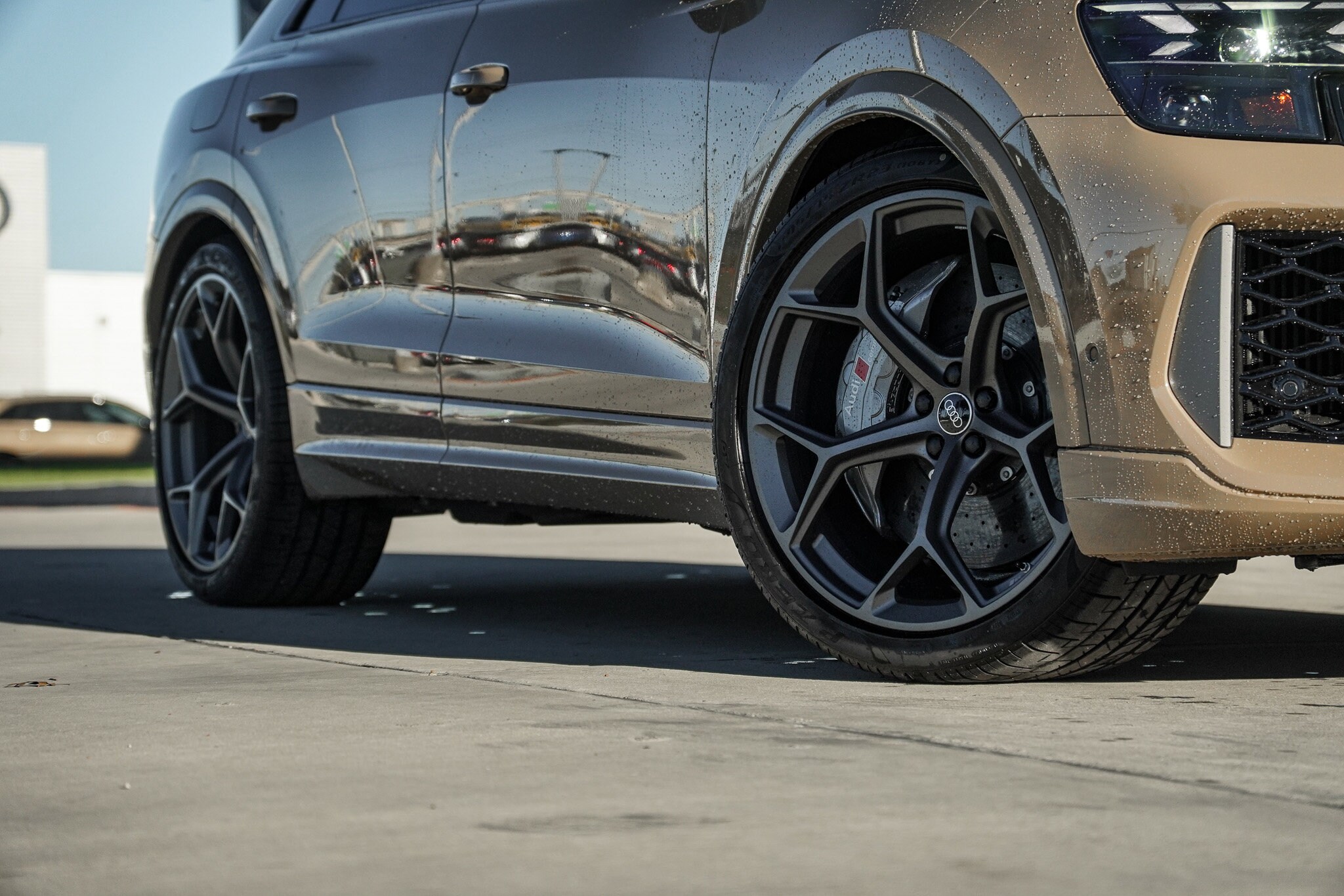 2025 Audi RS Q8 photo 2