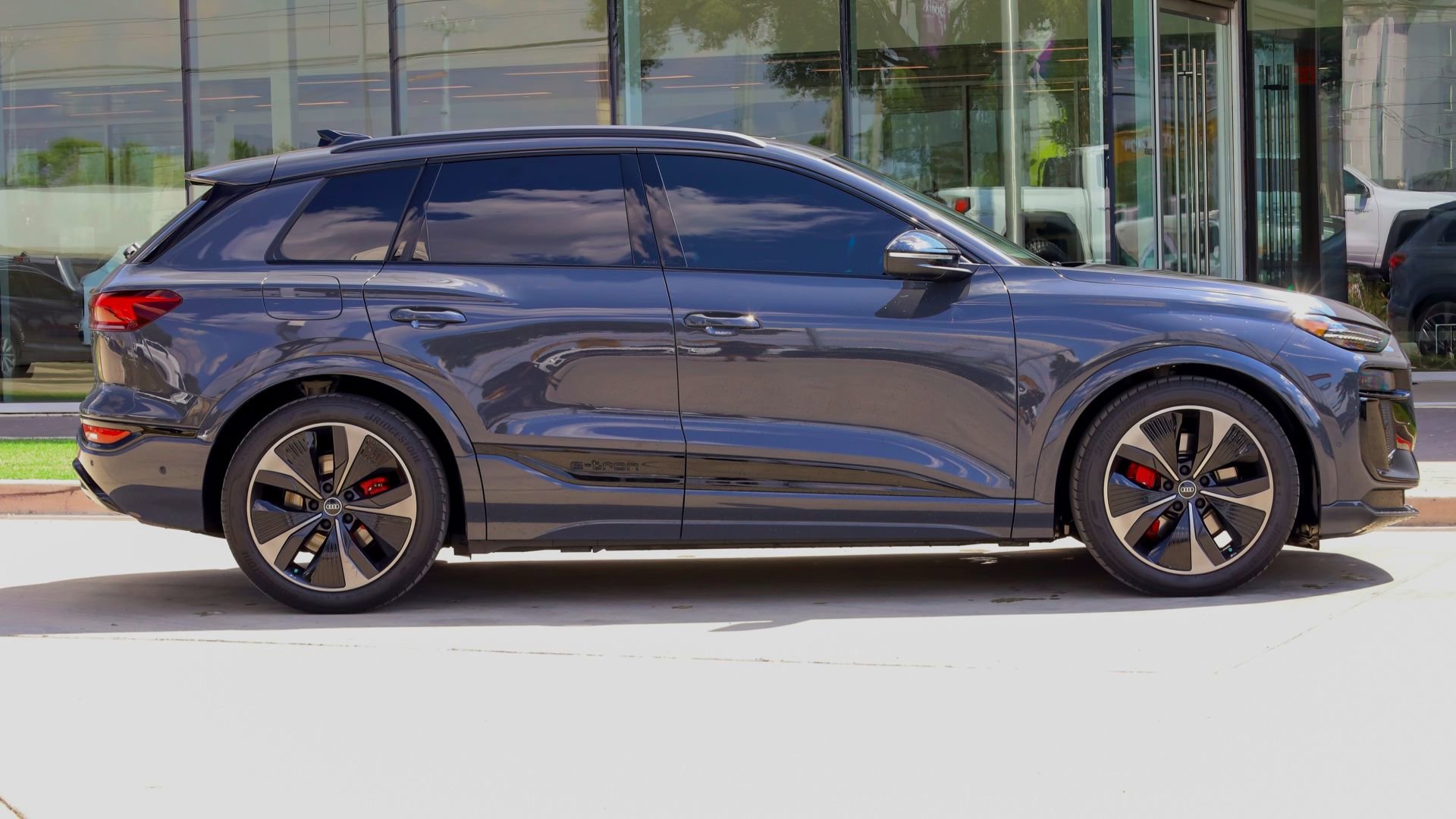 2025 Audi SQ6 photo 3