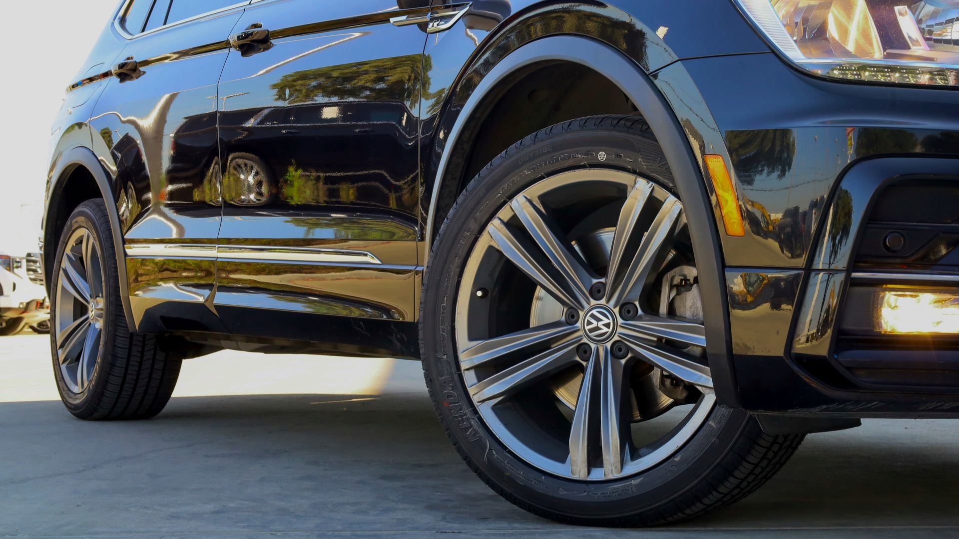2018 Volkswagen Tiguan SEL photo 2