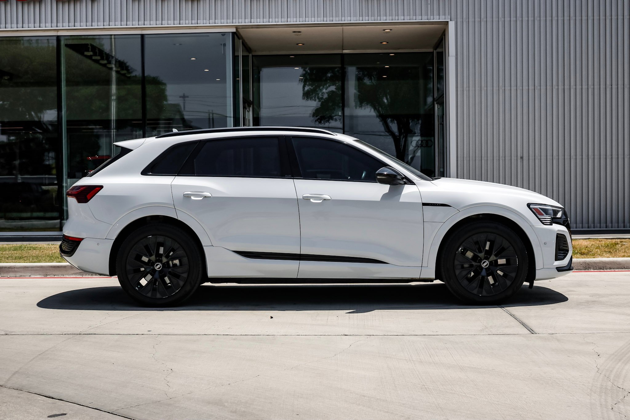 2024 Audi Q8 E-tron Prestige photo 3