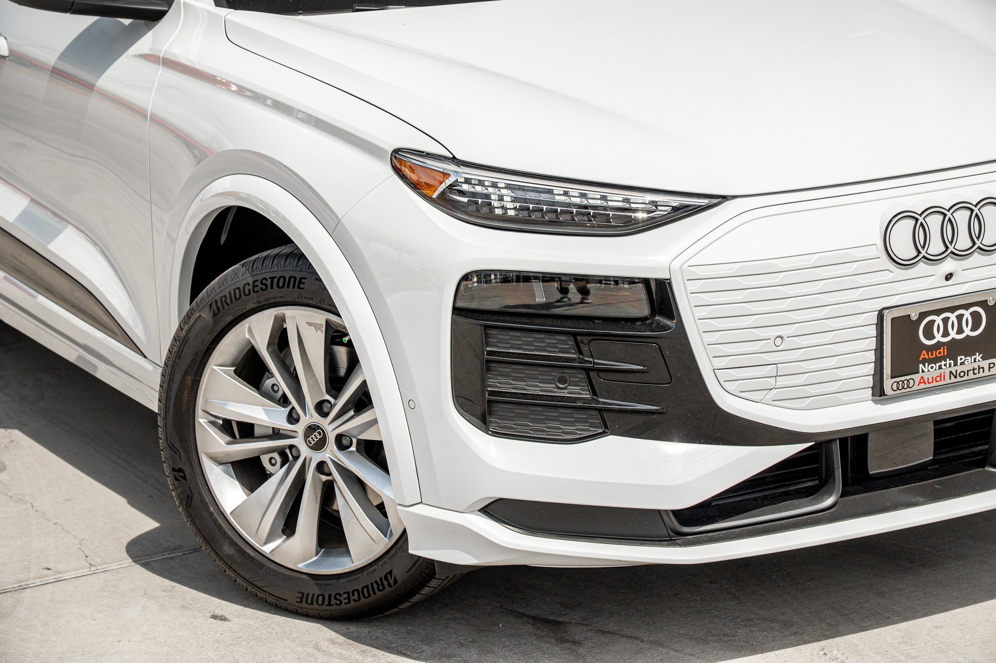 2025 Audi Q6 E-tron Premium Plus photo 2