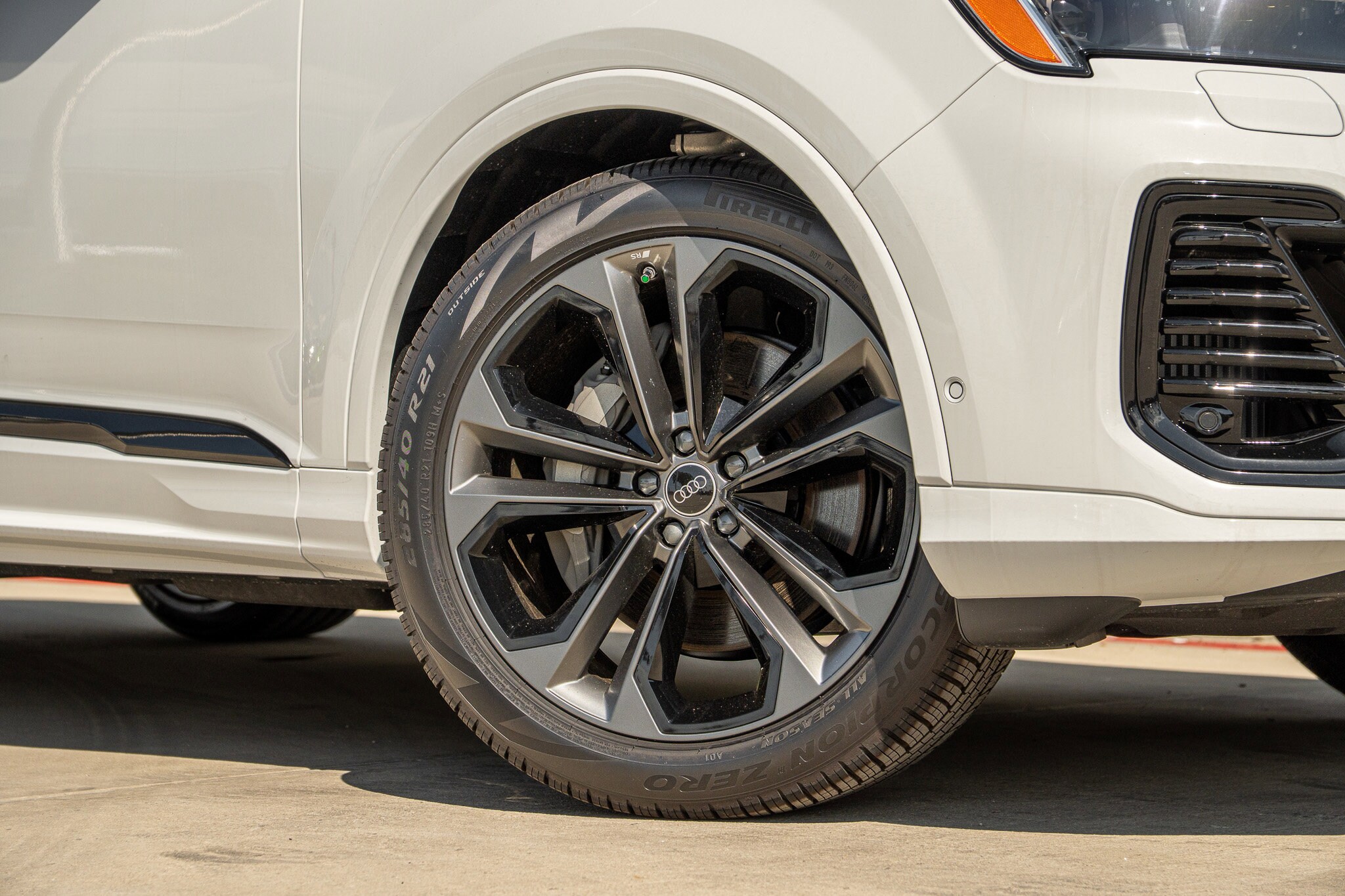 2025 Audi Q7 55 Premium Plus photo 2
