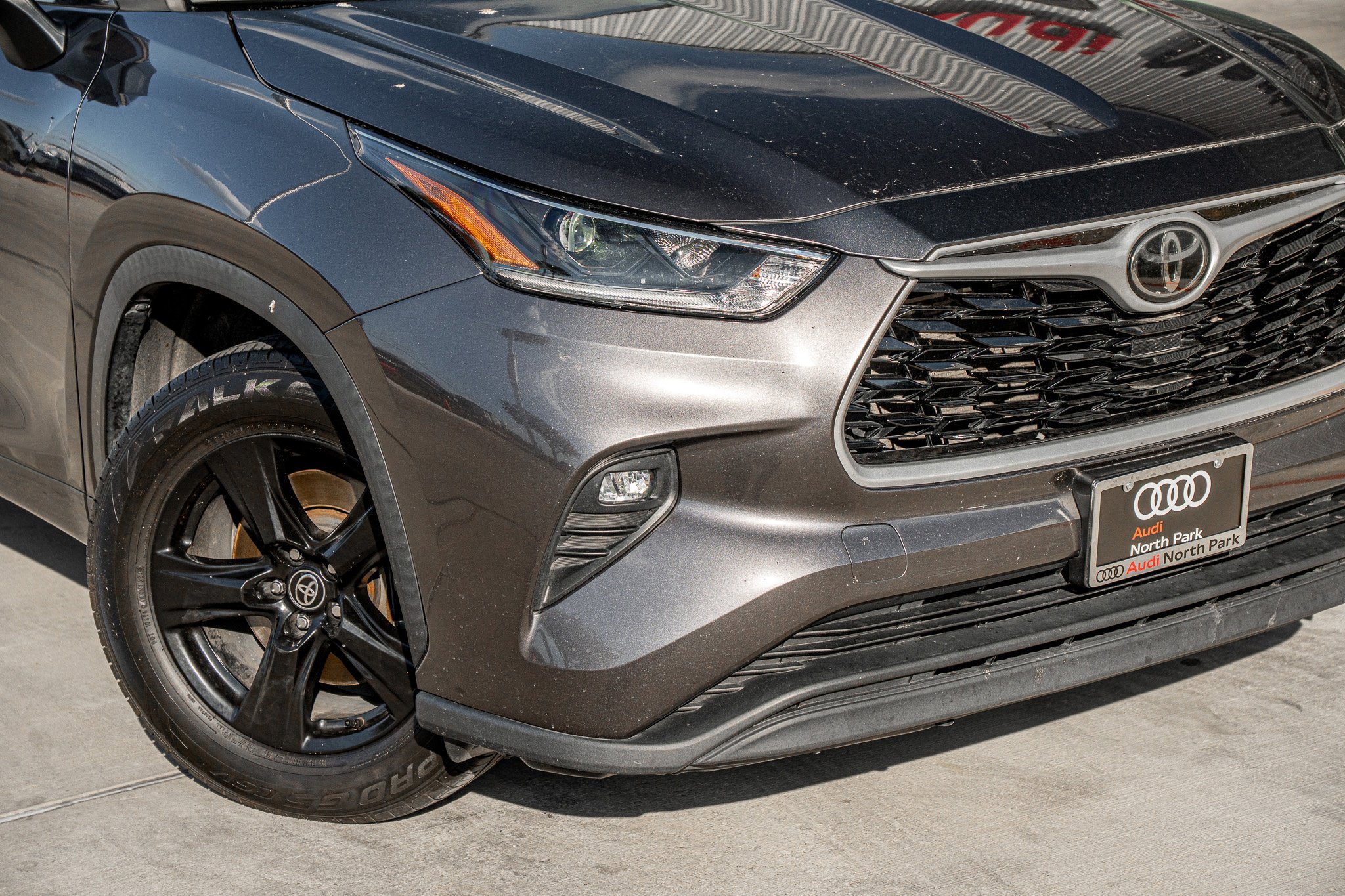 2021 Toyota Highlander LE photo 2
