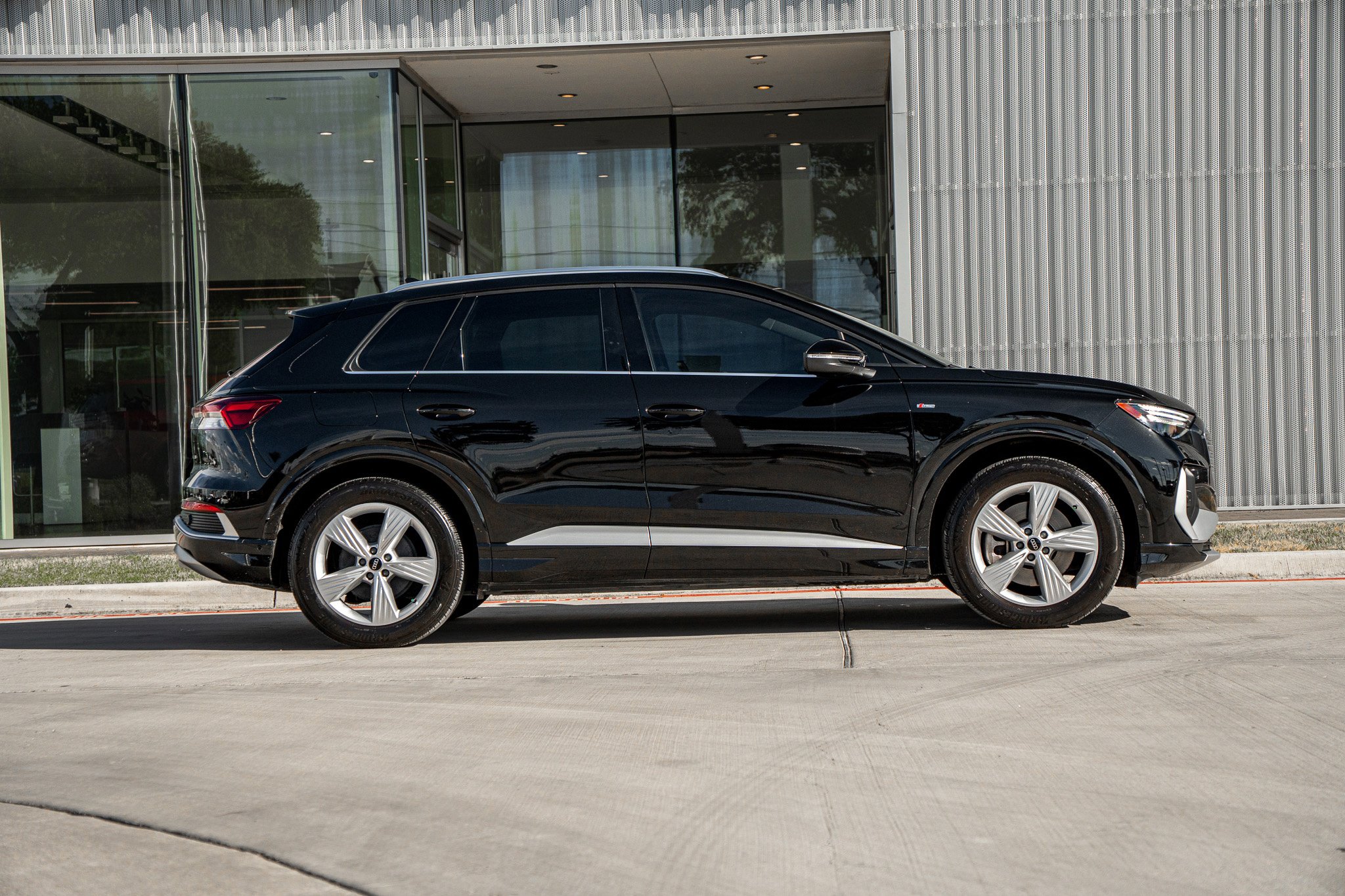 2024 Audi Q4 E-tron Prestige photo 3