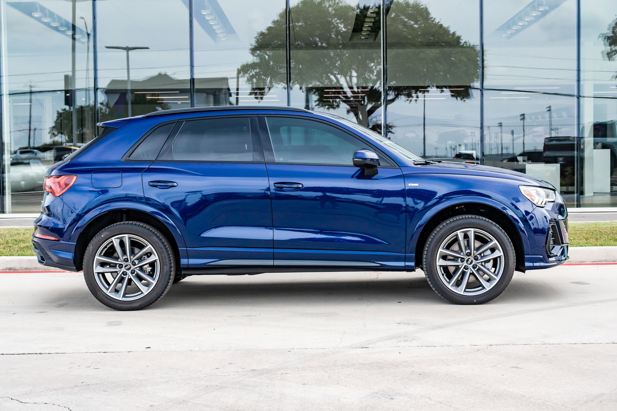 2025 Audi Q3 45 TFSI S line Premium photo 4