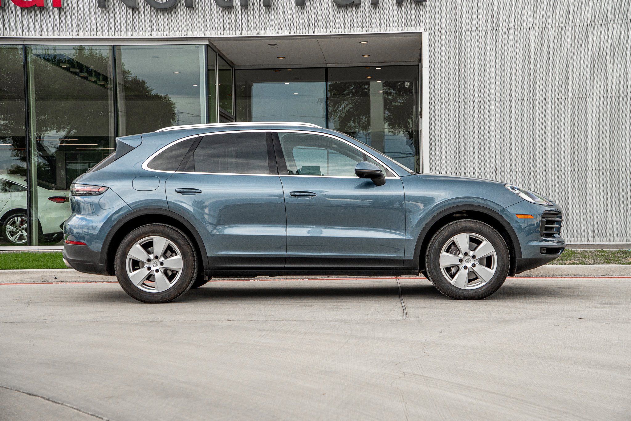 2019 Porsche Cayenne Base photo 2