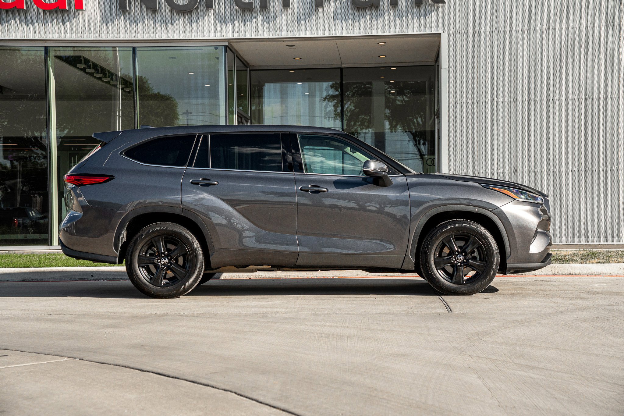 2021 Toyota Highlander LE photo 3