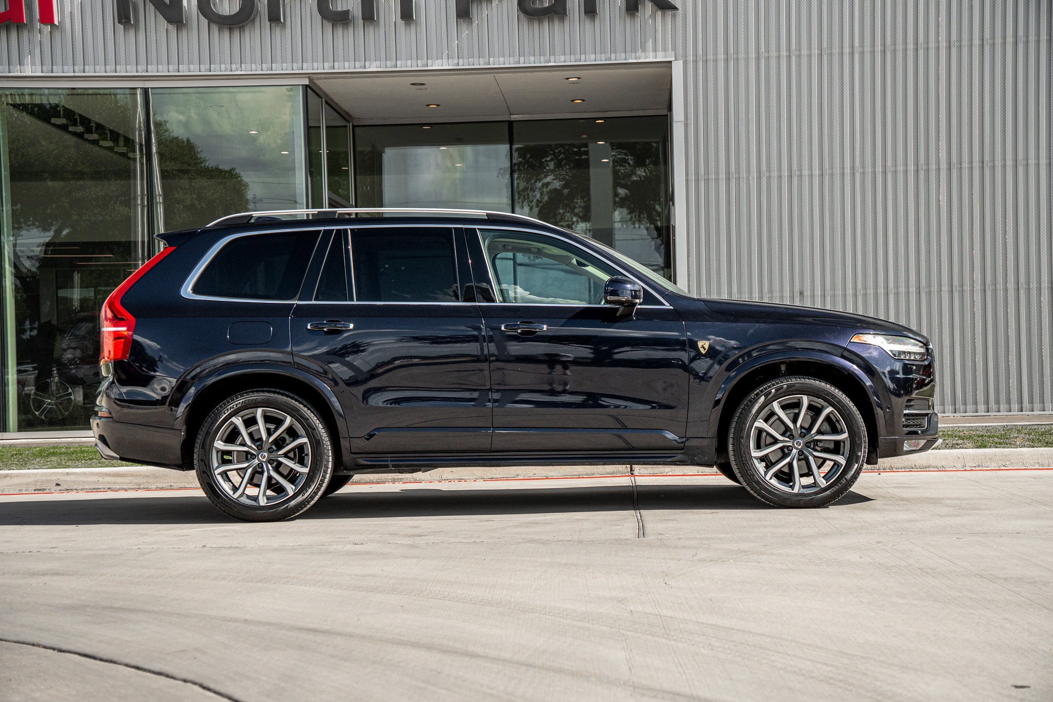 2016 Volvo XC90 T6 Momentum photo 3