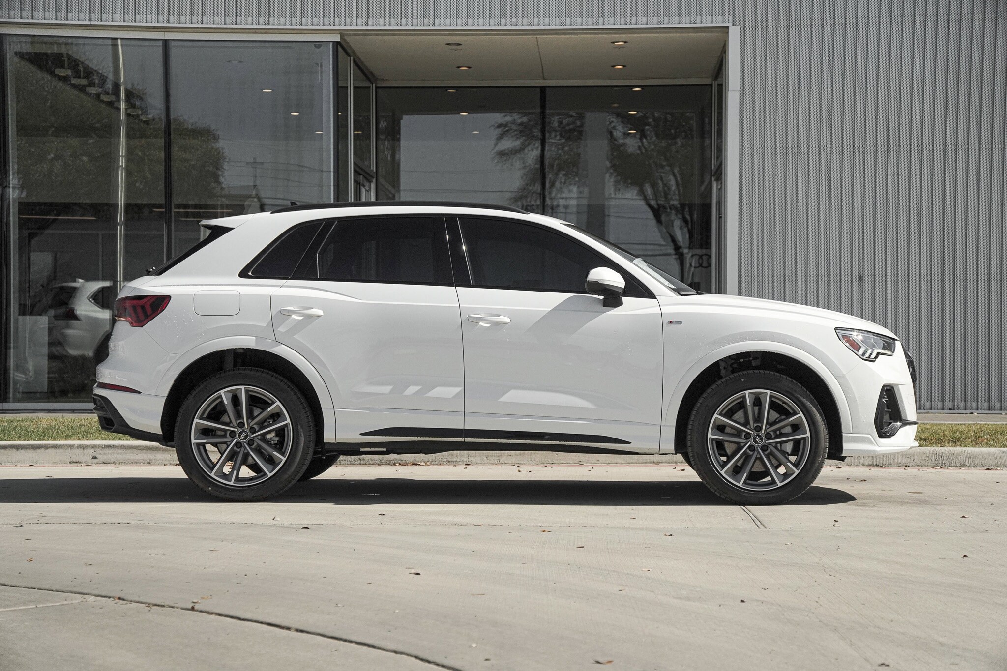 2025 Audi Q3 S line Premium photo 4
