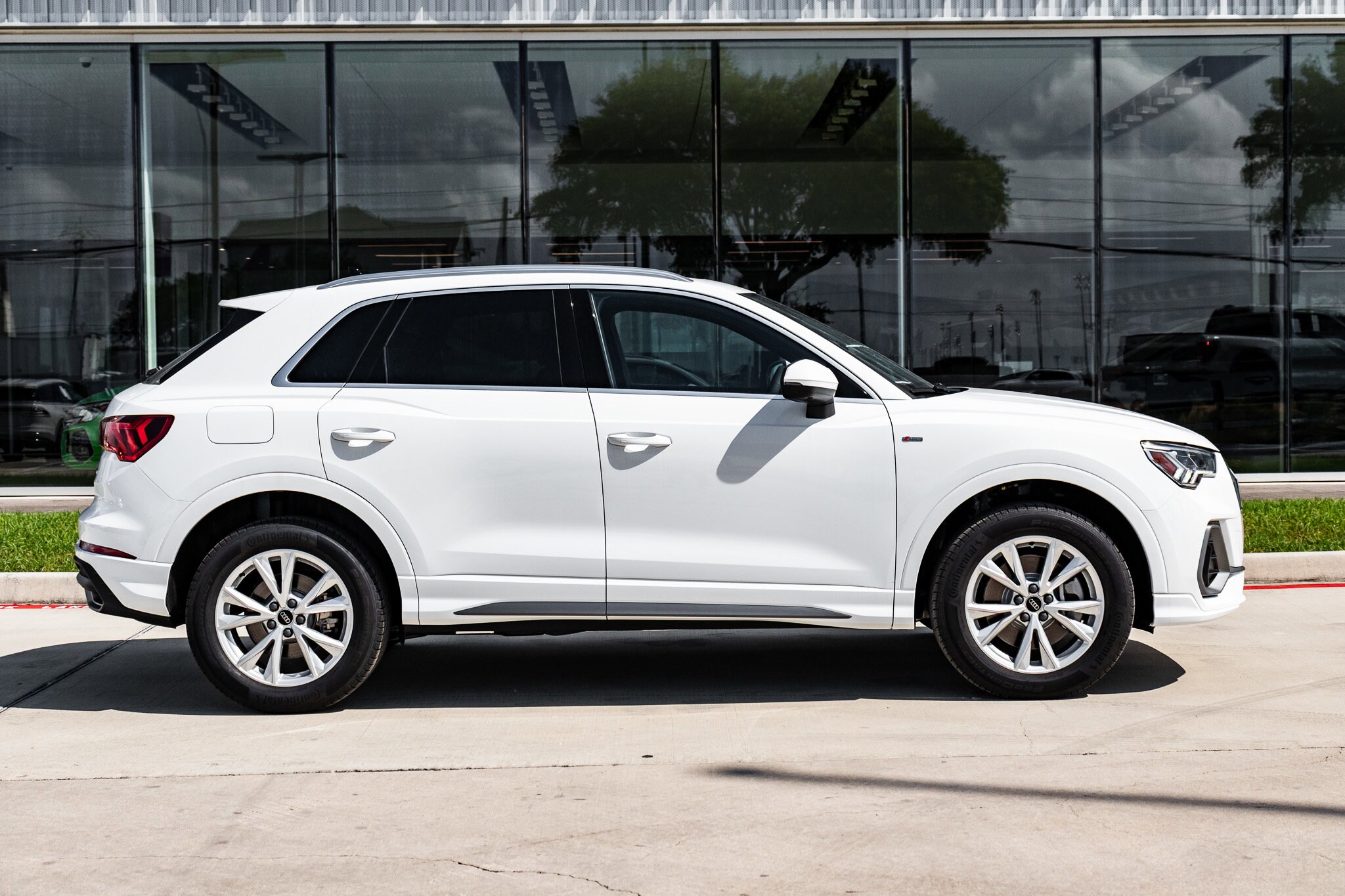 2025 Audi Q3 S line Premium Plus photo 4