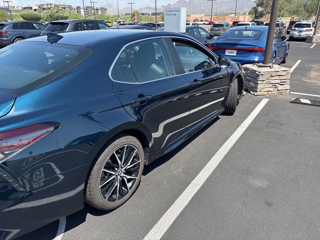 2021 Toyota Camry SE photo 3