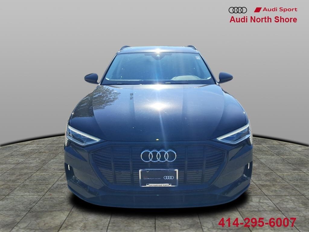 2023 Audi e-tron Premium photo 2