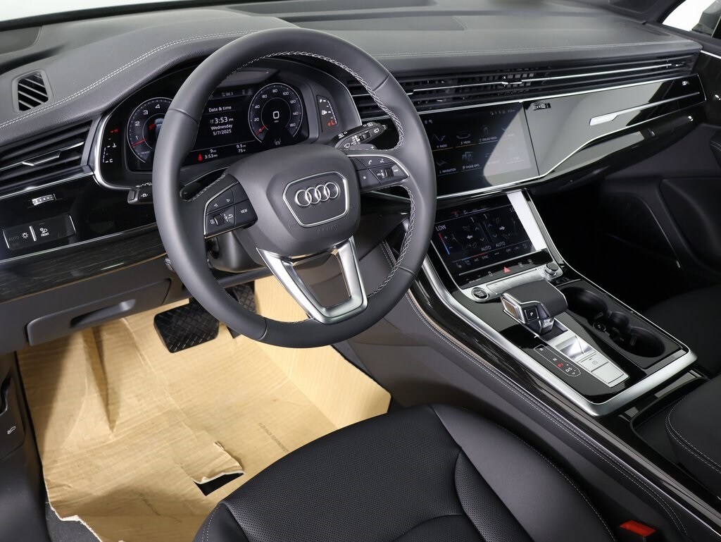 2025 Audi Q7 55 Premium Plus photo 2