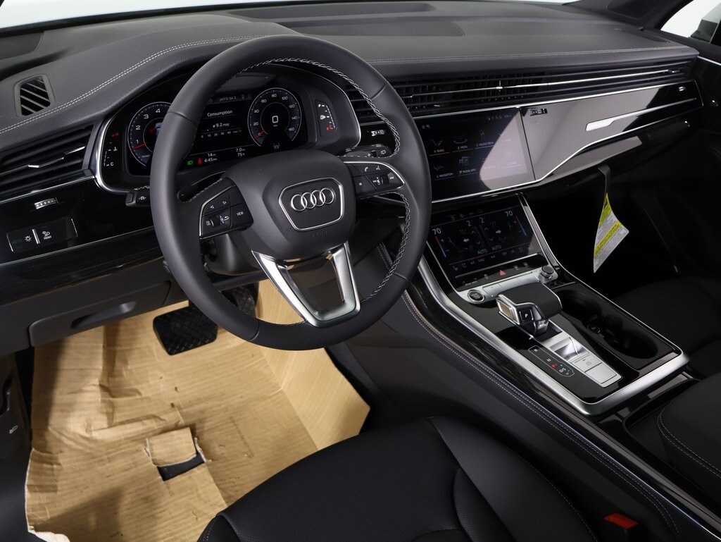 2025 Audi Q7 55 Premium Plus photo 2