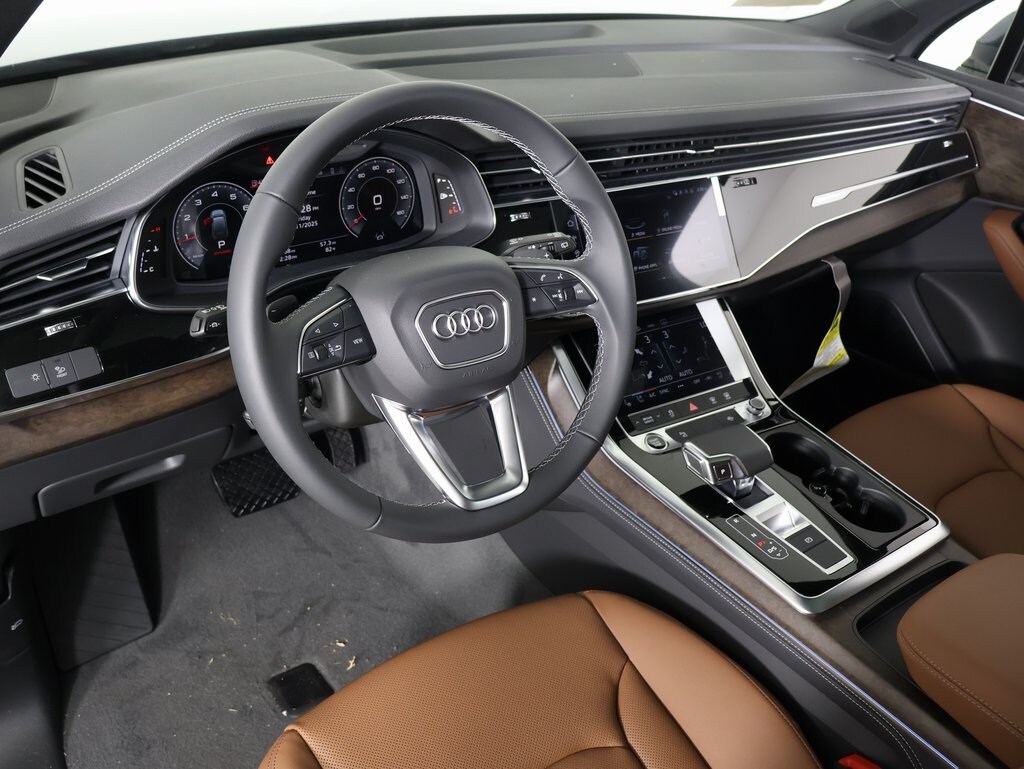 2025 Audi Q7 45 Premium Plus photo 2