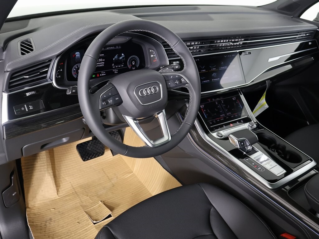 2025 Audi Q7 55 Premium Plus photo 2