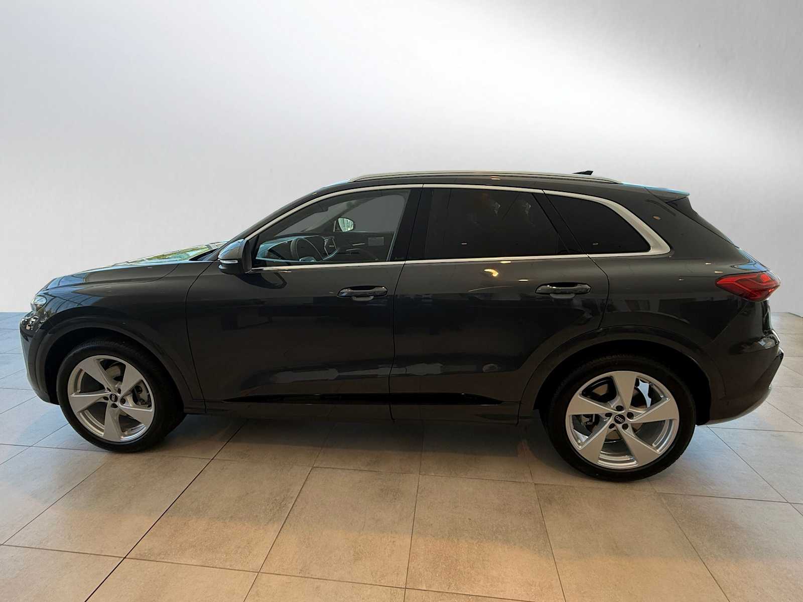 2025 Audi Q5 2.0T Prestige photo 2