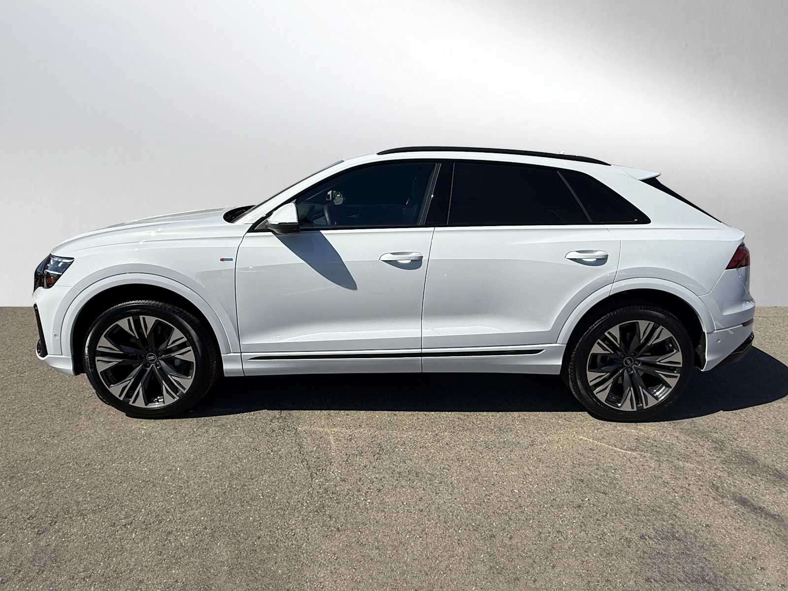 2025 Audi Q8 Premium Plus photo 2