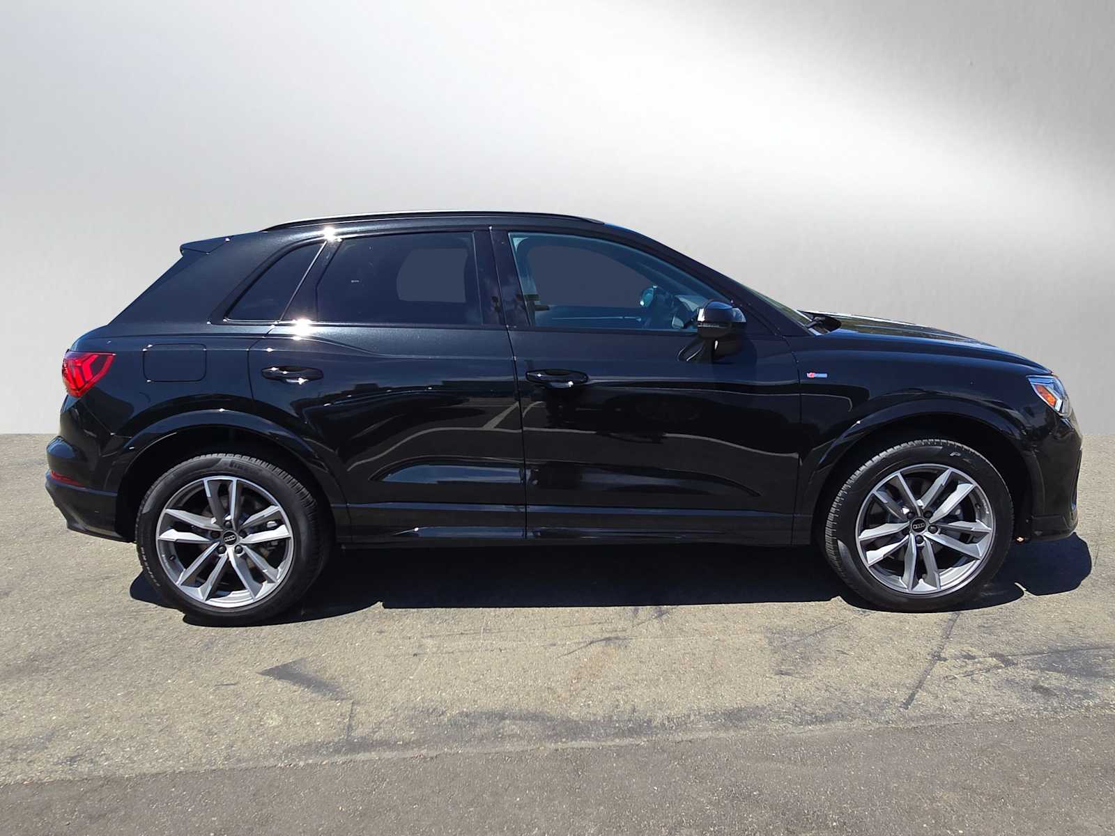2025 Audi Q3 S line Premium 45 TFSI photo 2