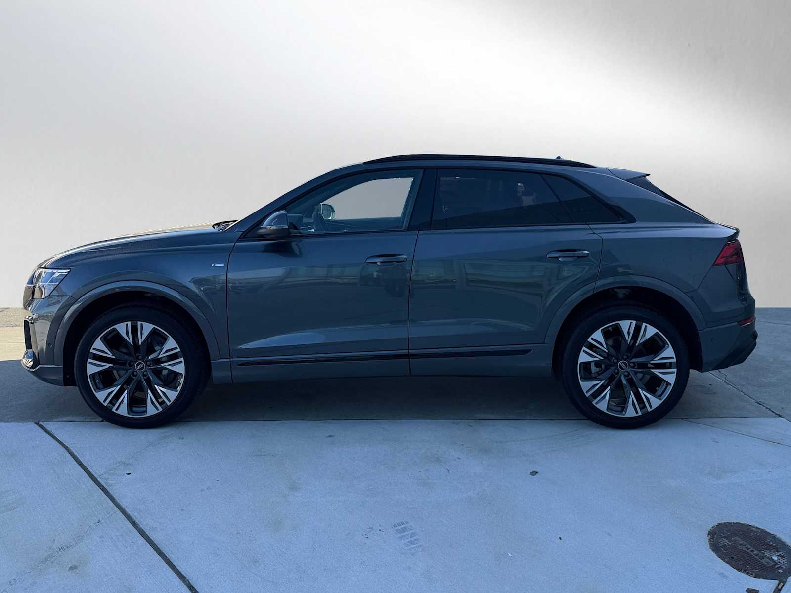 2025 Audi Q8 Premium Plus photo 2