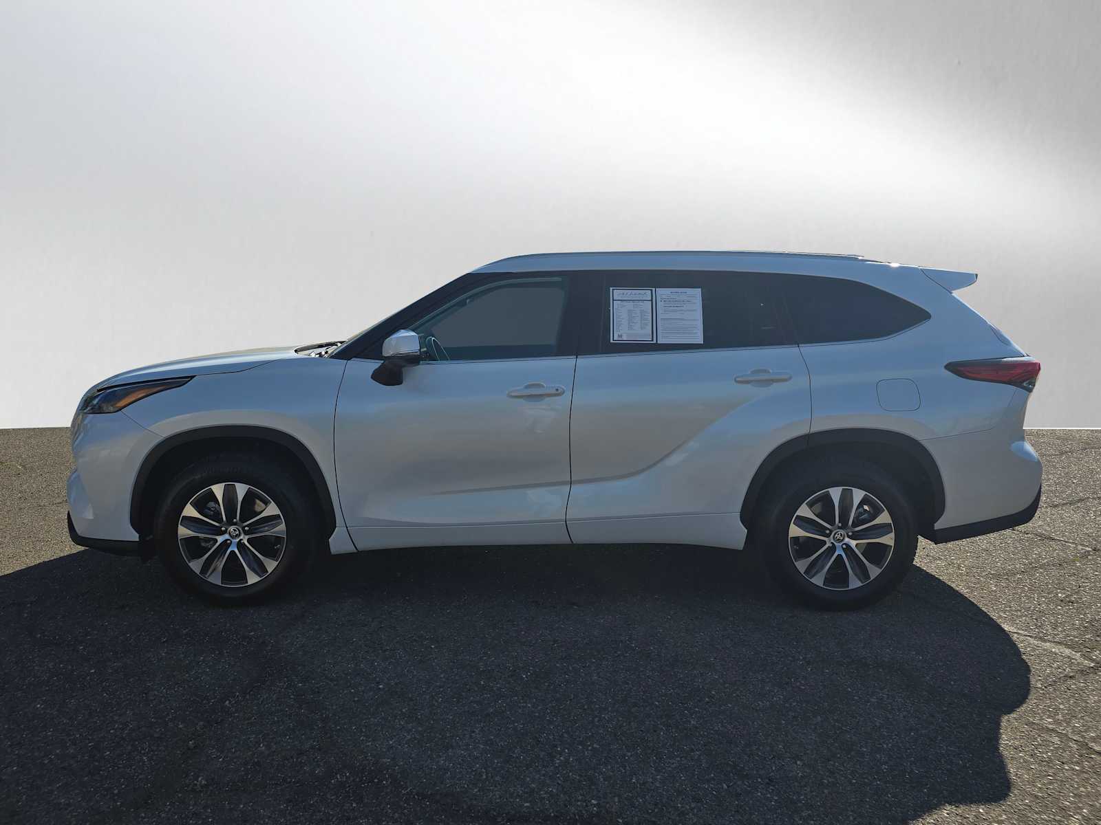 Used 2022 Toyota Highlander XLE with VIN 5TDGZRAH6NS099005 for sale in Oakland, CA