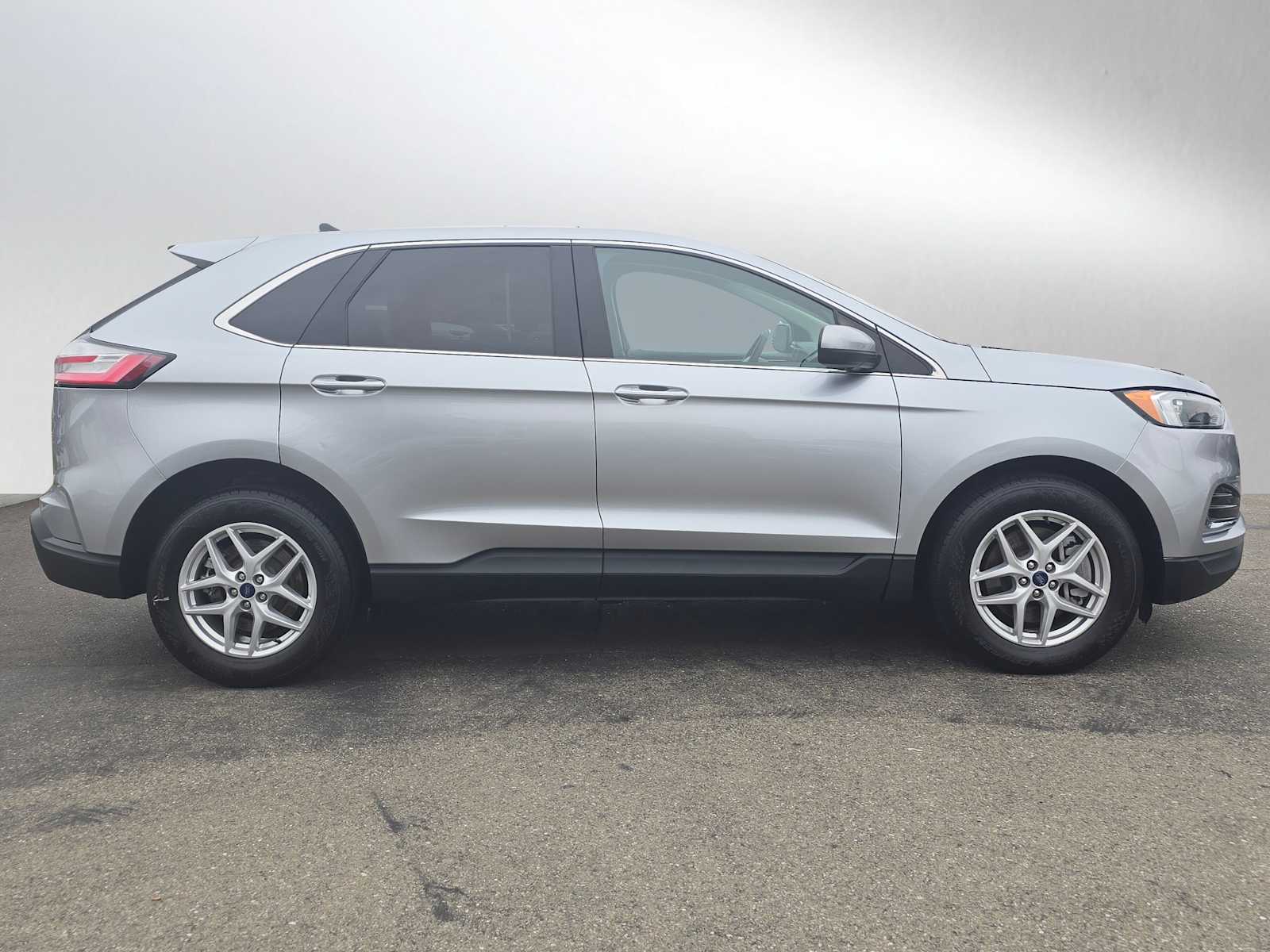 2022 Ford Edge SEL photo 2