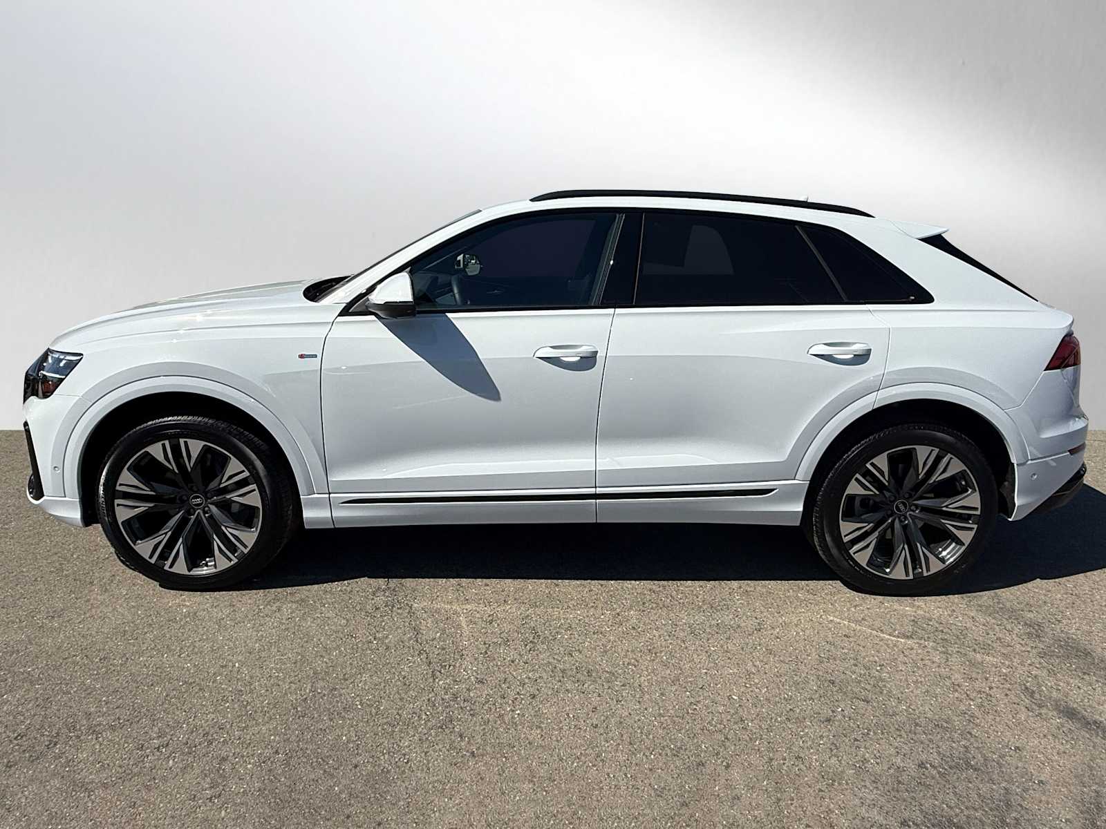 2025 Audi Q8 Premium Plus photo 2