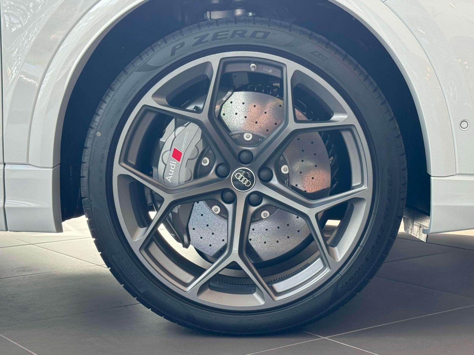 2025 Audi RS Q8 photo 4